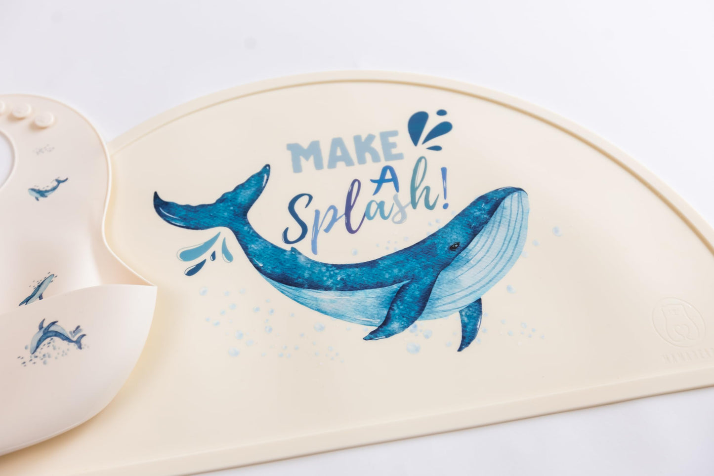 Mamabears - Babero y tapete de silicona para bebé, para niños, niñas, bebés y niños pequeños, impermeable, ajustable, sin BPA, malvavisco (ballenas)