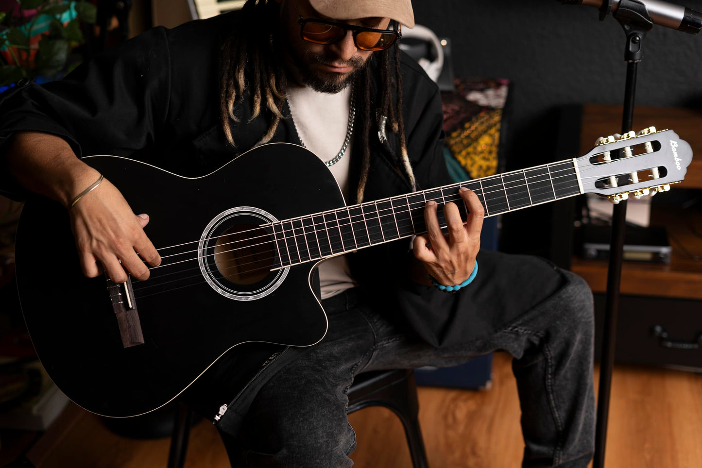 BAMBOO, Guitarra Electroacústica Negro Mate Cuerdas Nylon, mod Balance Con Funda, 39 pulgadas, 4/4, tamano Standard, madera Linden.