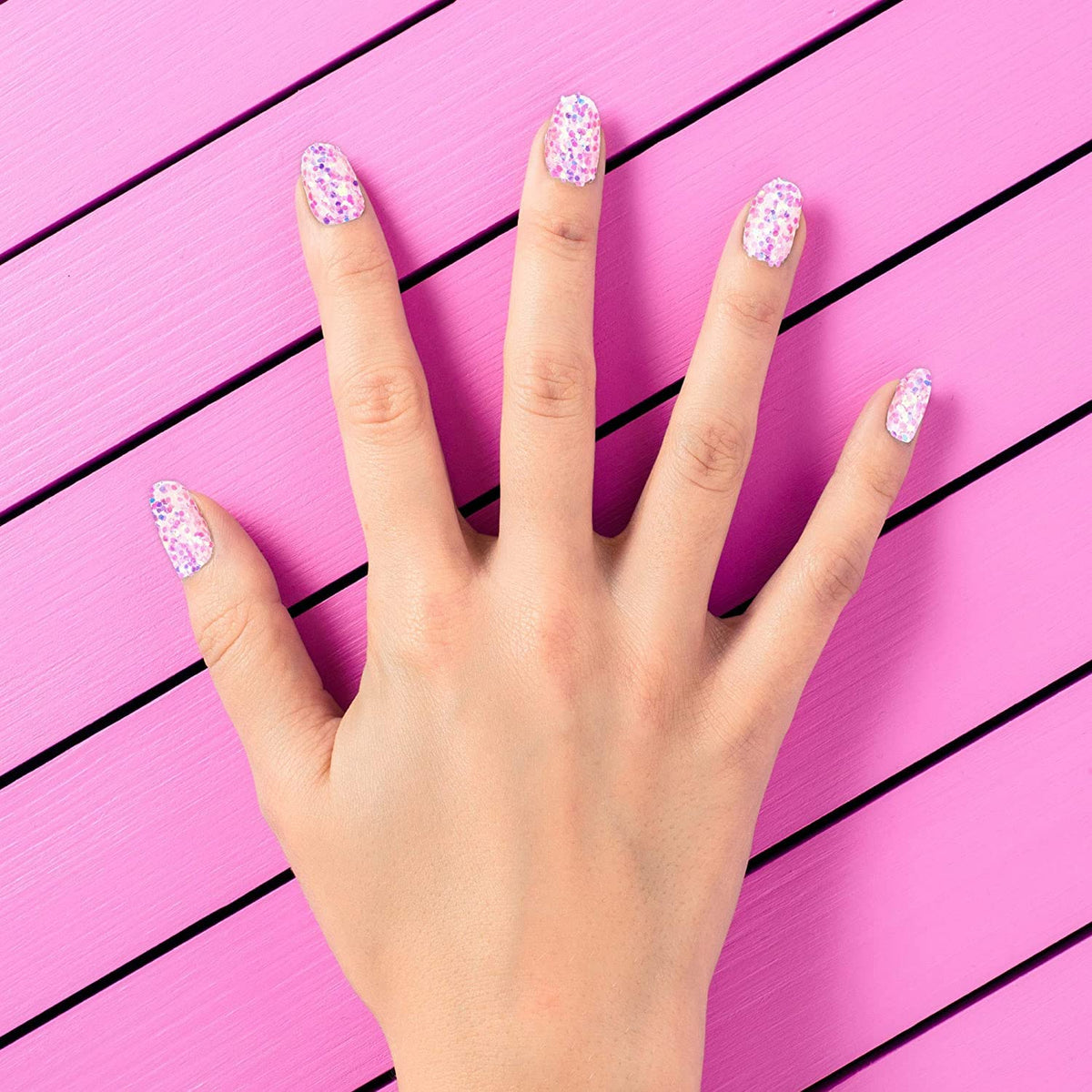 Expressions Colección de Manicura Niña de 7 Días - 84Pc Juego de Uñas Prensadas, Clavos Falsos Adhesivos Día de La Semana para Niñas — Coloridos Diseños Novedad Pegados En Uñas para Niños (Bff)