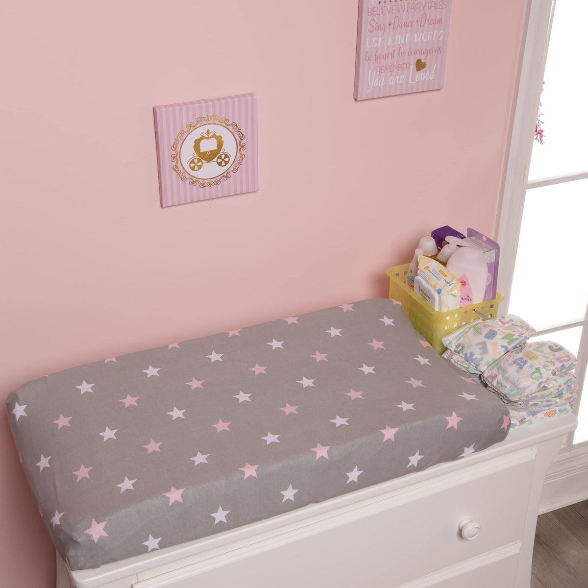 EVERYDAY KIDS Paquete de 2 fundas para cambiador de bebé para niña – Se adapta a la mayoría de cambiadores de mesa; tela de punto de jersey 100% algodón, transpirable, suave cambiador, rosa, búhos morados y rosa, estrellas blancas
