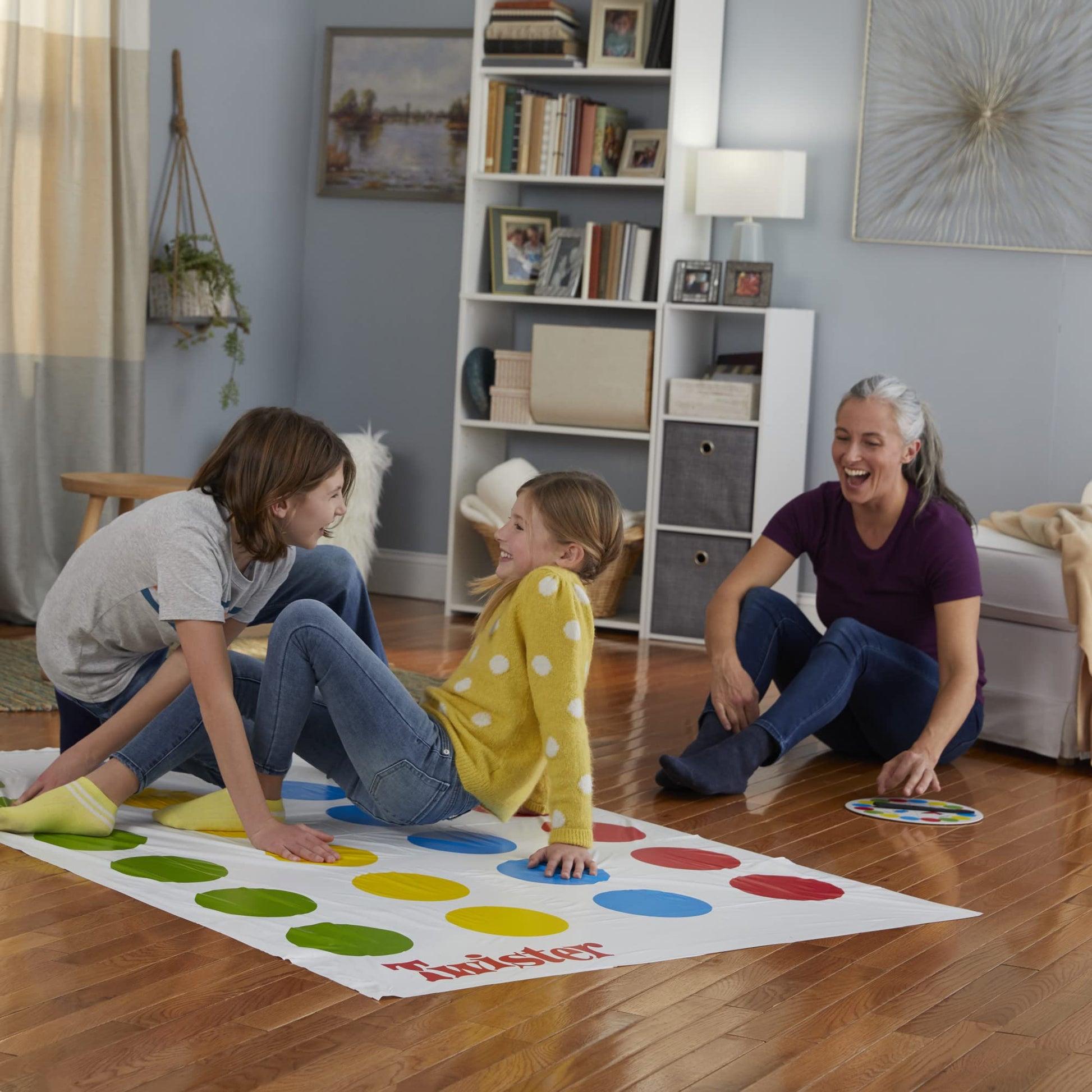 Hasbro Twister - Juego de Mesa clásico para 2 o más Jugadores, Juego de Interior y Exterior para niños de 6 años en adelante, el Embalaje Puede Variar