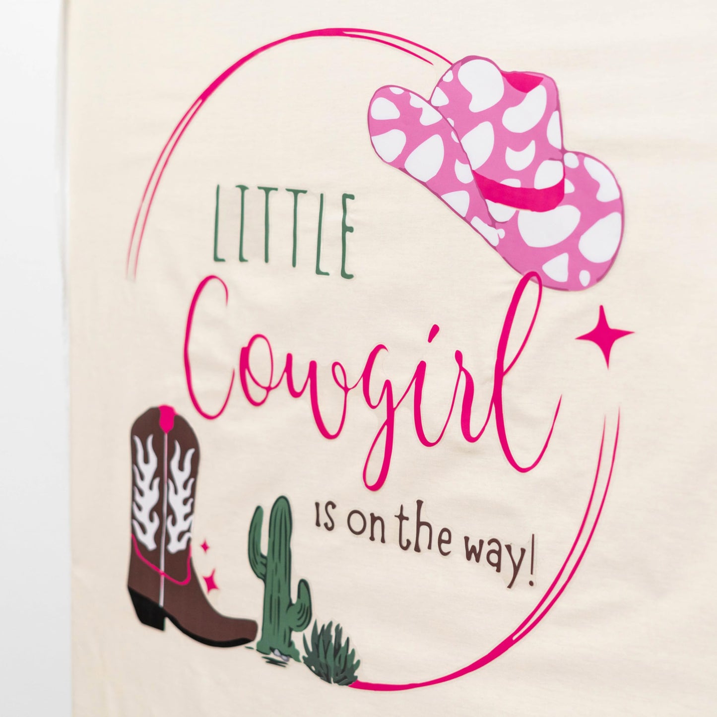 Calcomanía de leyenda A Little Cowgirl is on The Way – Decoración de fiesta con temática de vaquera, decoración de bebé, rosa salvaje oeste es una niña, decoración rústica de fiesta de niña dulce y