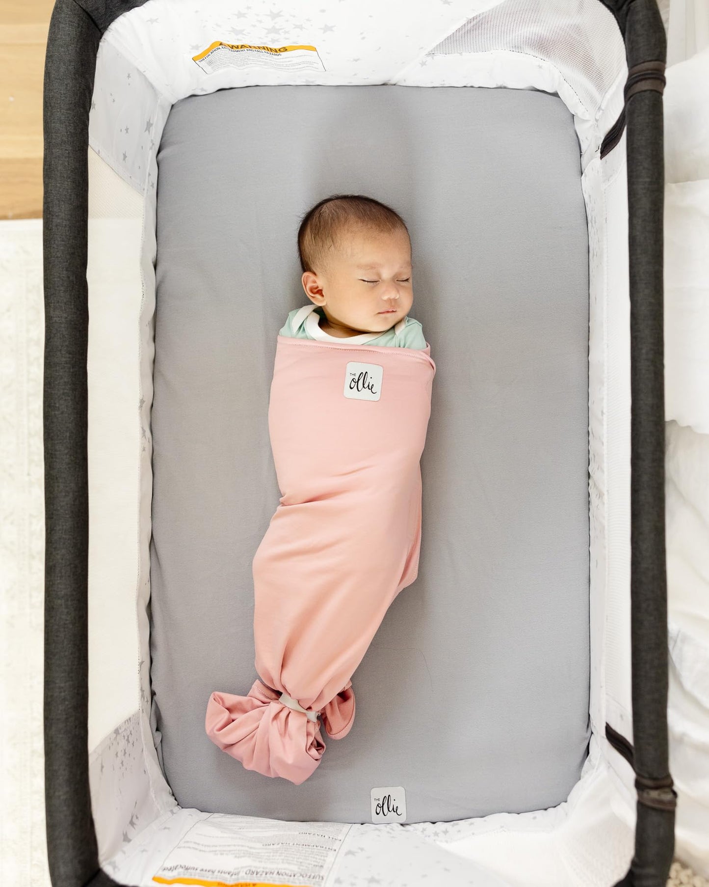 The Ollie Swaddle - Envolvente ajustable para recién nacidos | Aprobado por pediatra para un sueño seguro | Fácil cierre | Armos fuera | Ligero, lavable a máquina | Fácil acceso al pañal