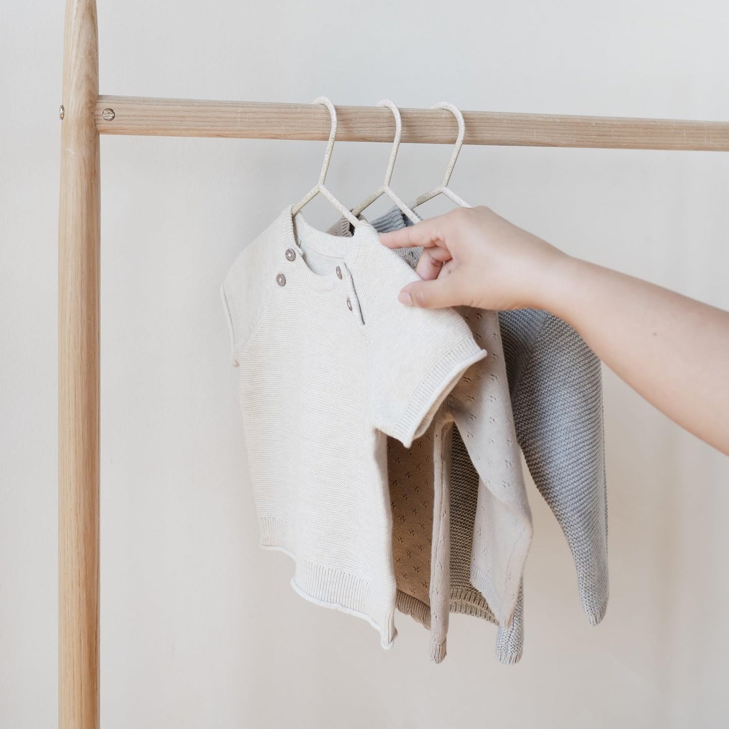 Paquete de 30 perchas de paja de trigo para bebé, paquete de 30 – Organización ecológica para armario infantil – Almacenamiento de ropa duradera para niños de recién nacidos a 5T – Crema moteada