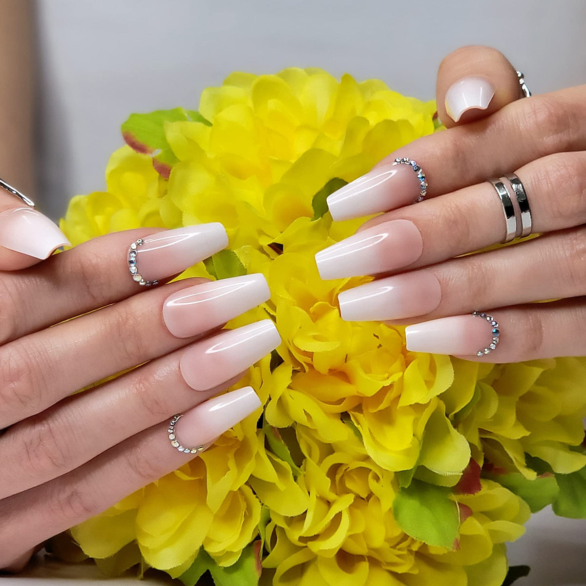 Hypnaughty 24 uñas postizas de lujo de diamantes de imitación con diseño y pegamento, uñas postizas largas, color nude y blanco, degradado, con diamantes de imitación, pegamento brillante en uñas postizas (diamantes de imitación)
