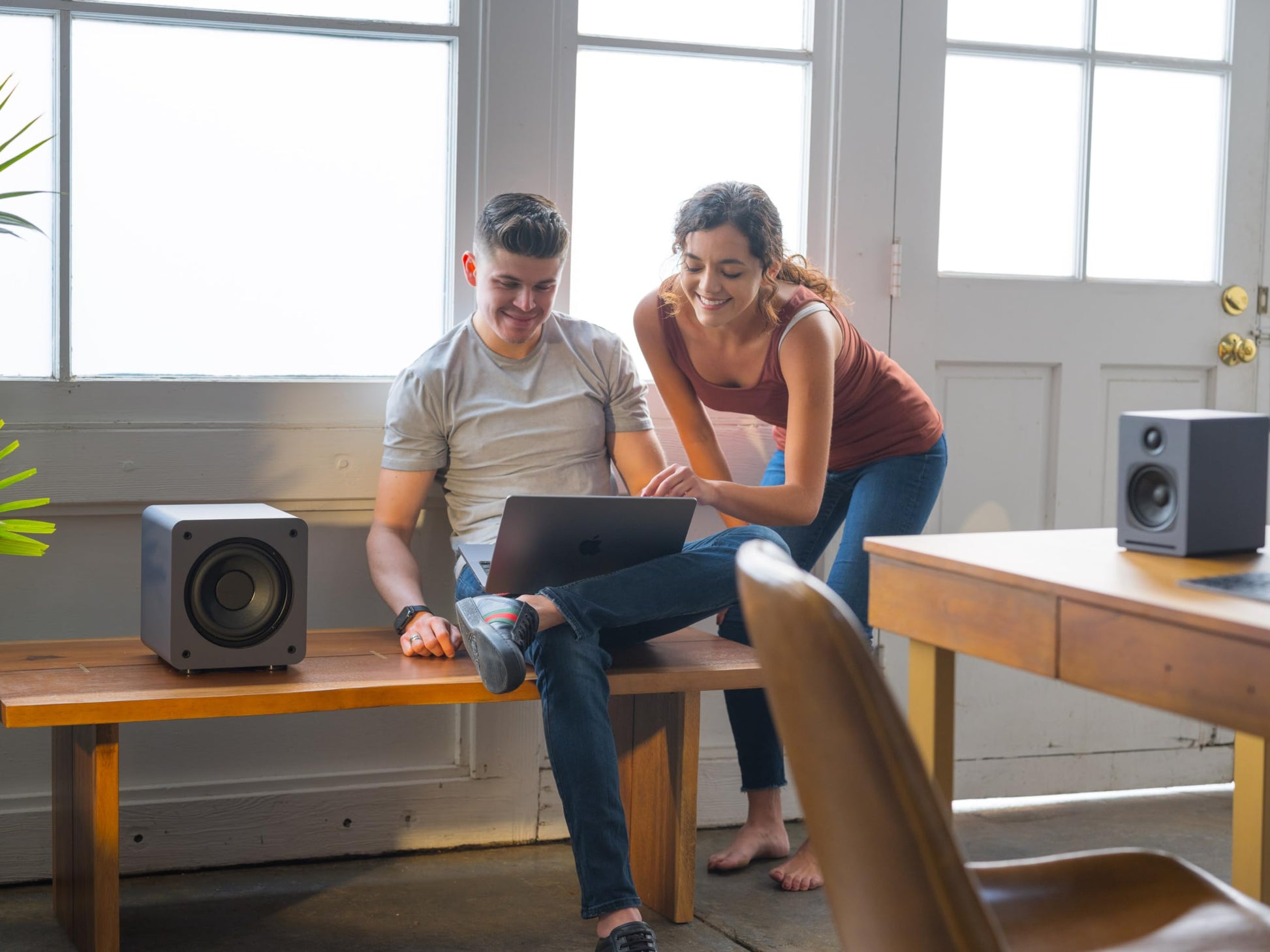 Audioengine S6 210W 6 Pulgadas – Subwoofer Compacto con poderosos Graves en un Paquete pequeño, subwoofer de Sonido Envolvente (Color Gris)