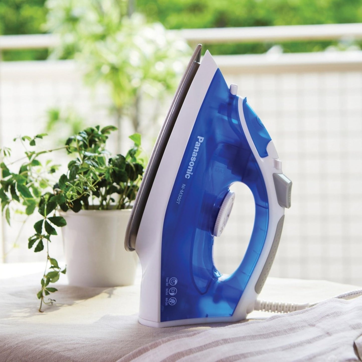 Plancha Vertical a Vapor Panasonic Azul Blanco con Revestimiento de Titanio Avanzado