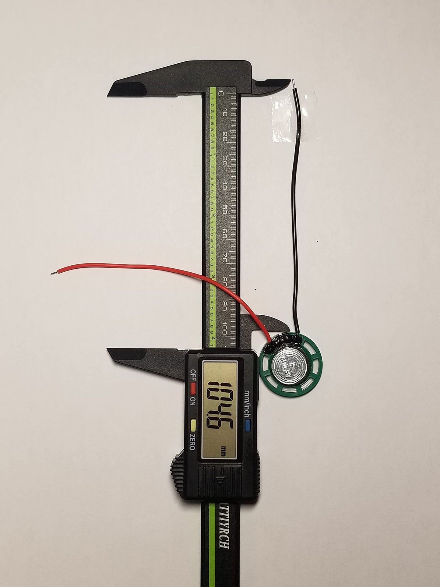 Altavoz de 1 pulgada de 26 mm, 8 ohmios 1/4 W (0,25 W) Nominal / 1/2 W (0,5 W) Salida de potencia máxima - Carcasa de plástico verde con cables de 4 pulgadas (104 mm)