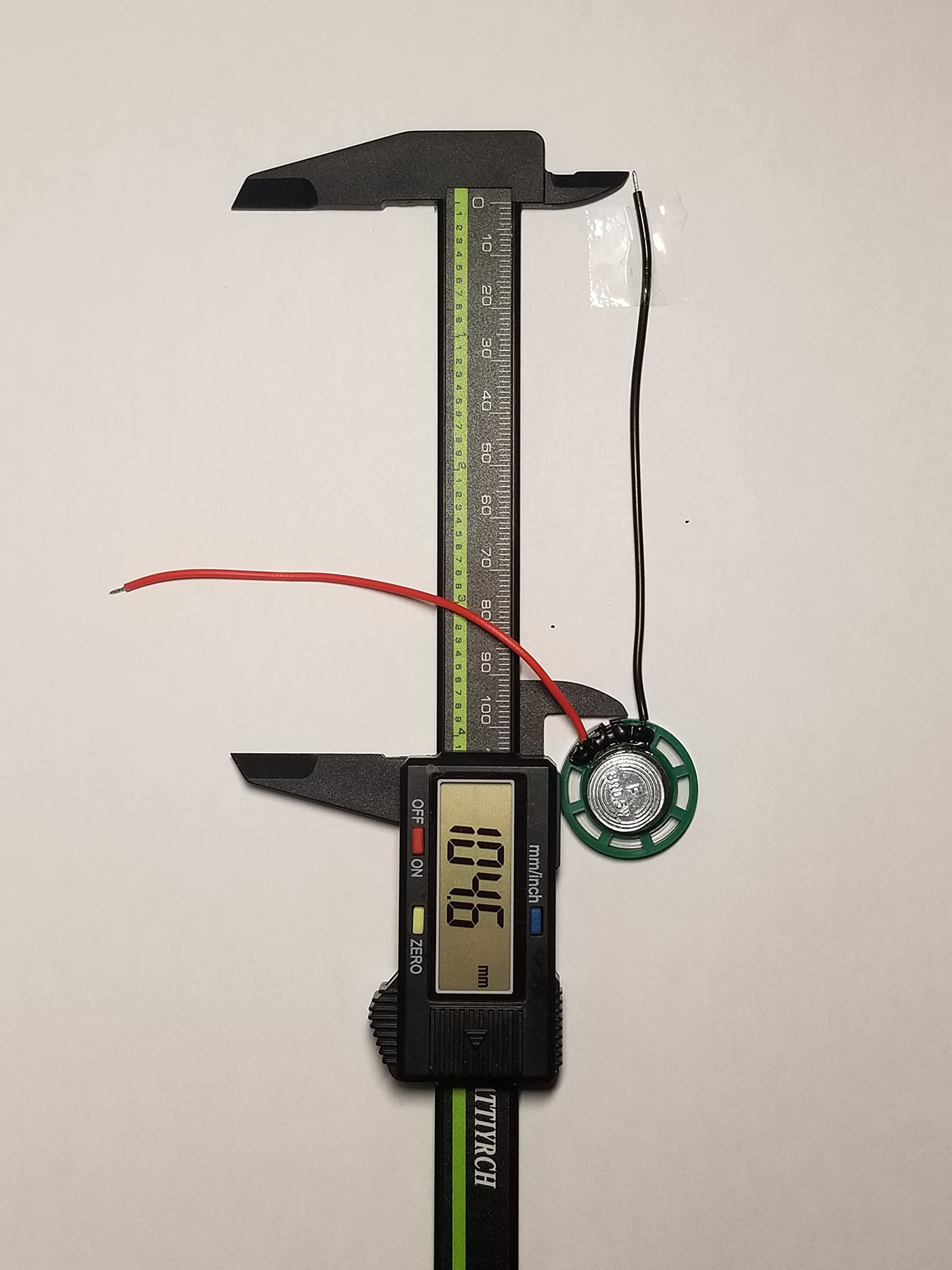 Altavoz de 1 pulgada de 26 mm, 8 ohmios 1/4 W (0,25 W) Nominal / 1/2 W (0,5 W) Salida de potencia máxima - Carcasa de plástico verde con cables de 4 pulgadas (104 mm)