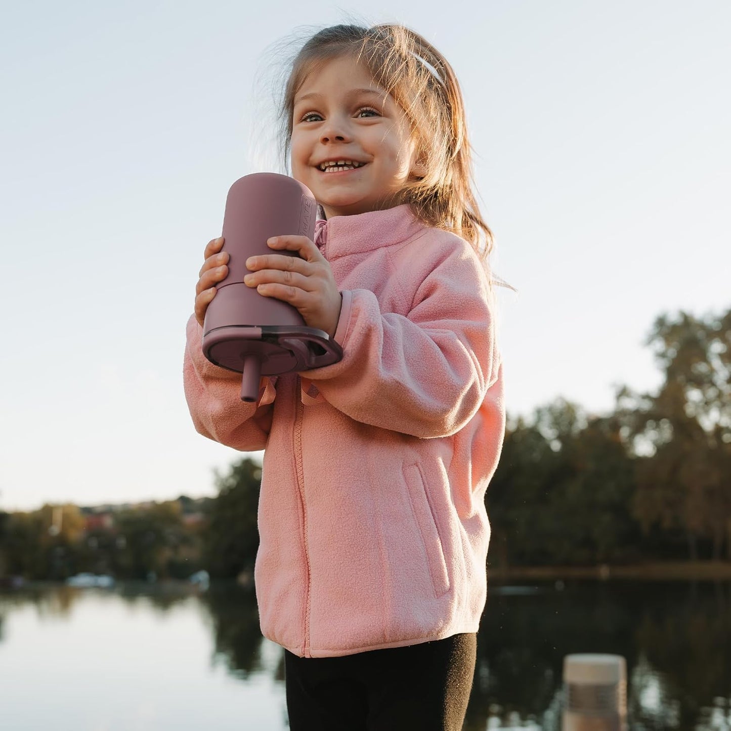 BrüMate Leap - Vaso para niños de 12 oz, 100% a prueba de fugas, con asa y popote suave de silicona | Funda de silicona duradera resistente a caídas | Hecho de acero inoxidable aislado | Apto para