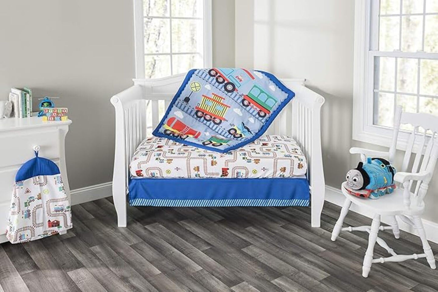 Everyday Kids Juego de cama de 3 piezas para cuna con edredón, sábana bajera y volantes Tren Choo Choo