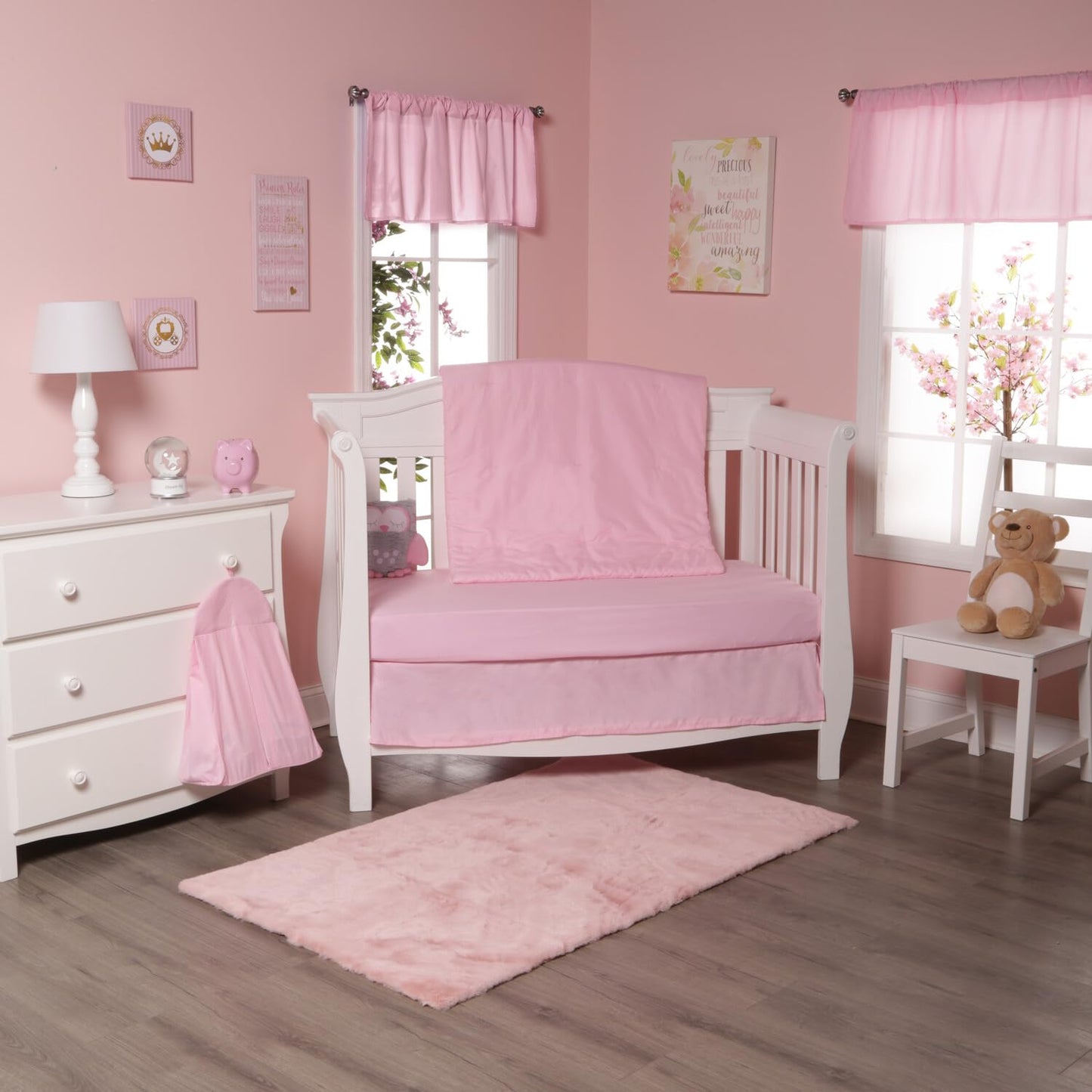 EVERYDAY KIDS Juego de ropa de cama para cuna de 4 piezas para niñas, incluye edredón de cama de bebé, sábana bajera, volantes y apilador de pañales, juego de cama para guardería, juego de cama para cuna de bebé en color rosa