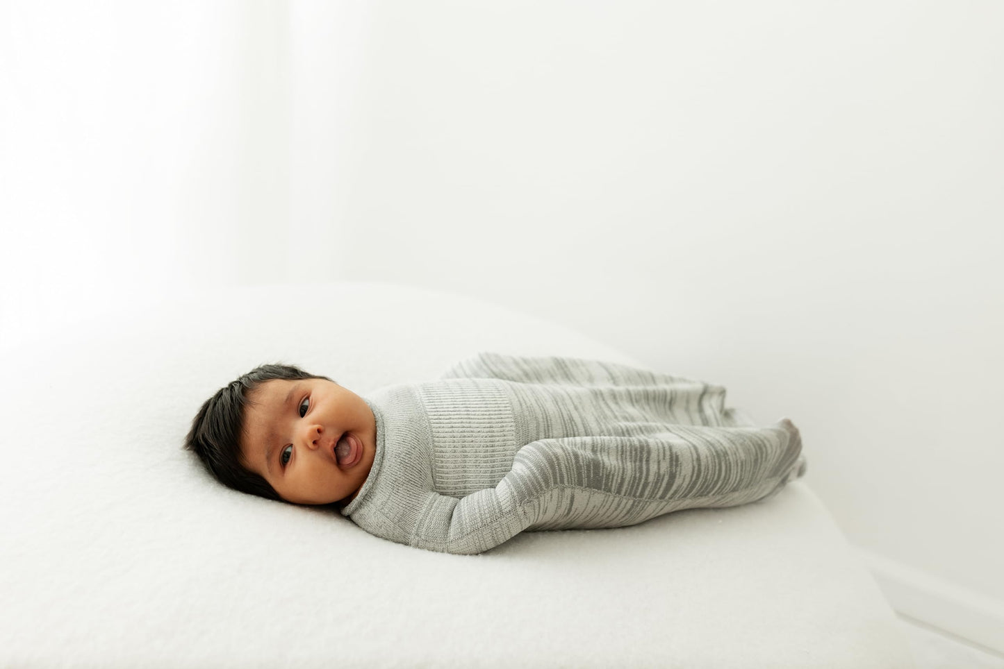 Swaddelini Saco de dormir con arrullo para bebé, fácil de usar, ayuda a los bebés a dormir más tiempo, 0-3 meses, 6-12 libras, gris