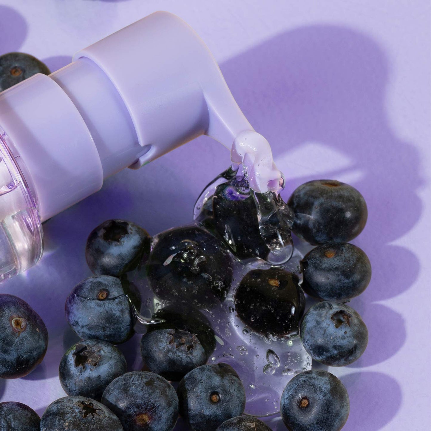 Glow Recipe Mini Blueberry Bounce Limpiador suave de espuma – Suave lavado facial exfoliante con ácido hialurónico + AHA – sulfato + jabón facial sin parabenos – Limpiador facial de gel de viaje (30 ml)