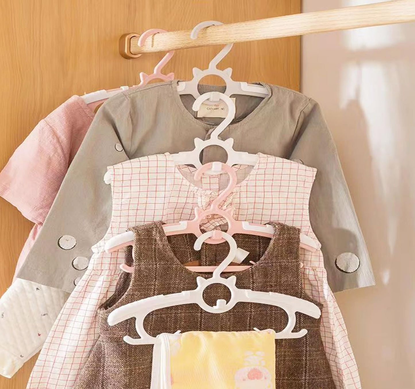 Gencuoir Baby Nursery Closet Hangers, Ultra Thin Non-Slip and Extendable Laundry Infant Pant Hanger for Newborn Clothes 30pcs11-14 Adjustable Children Coat Hanger for Girl Boy Toddler Kids Child