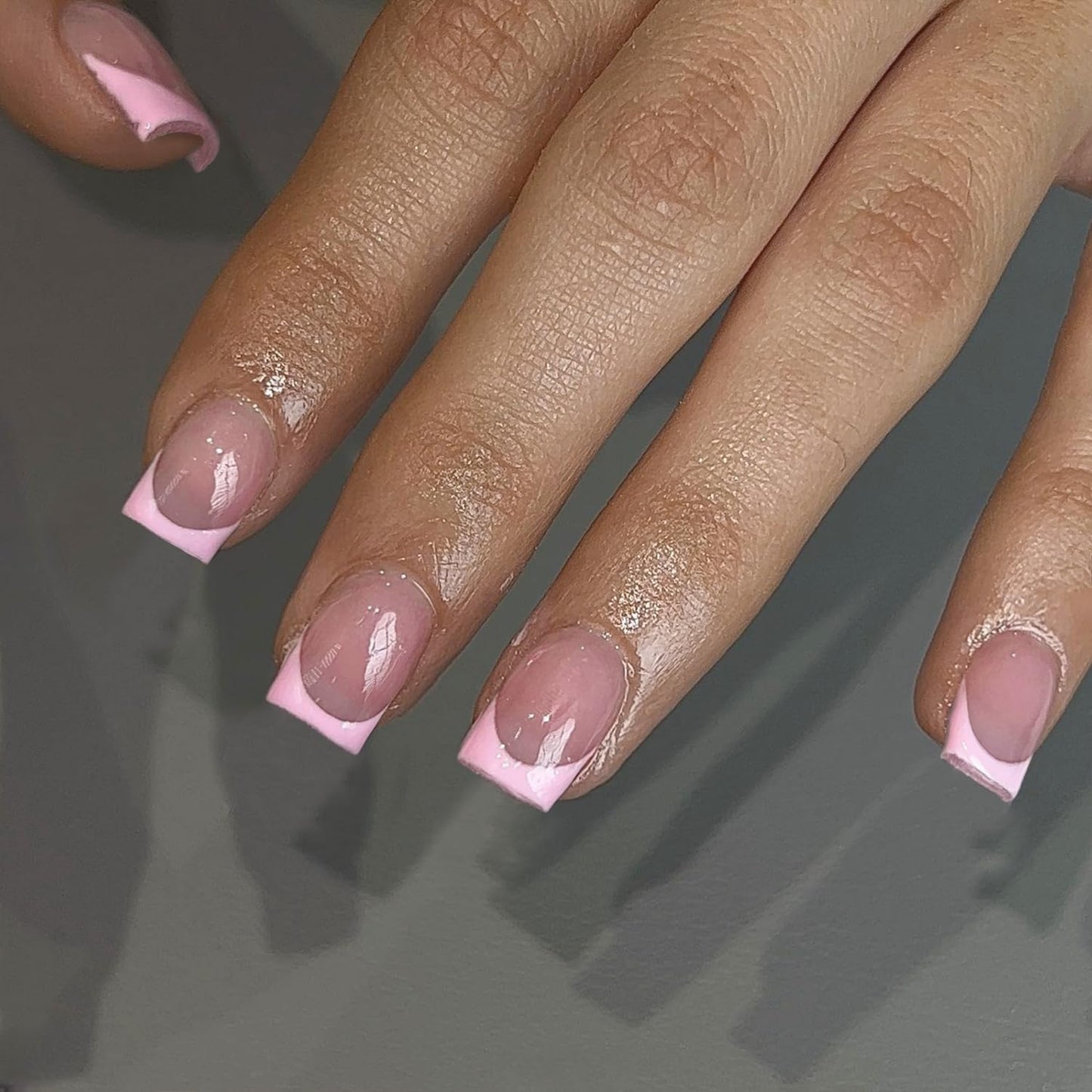 SXVME- Qué naturales son: estos diseños de uñas cuadradas con prensa francesa de color rosa claro se ven muy naturales, con un acabado perfecto que se adapta al lecho ungueal y un color base rosa nude