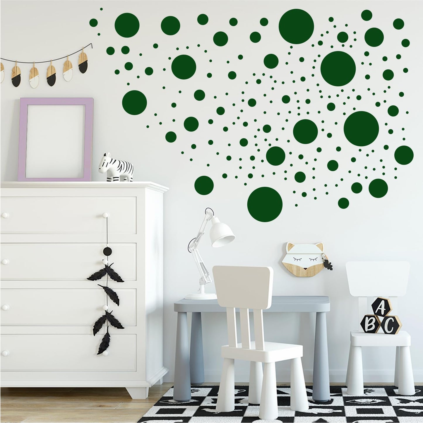 StickerDeen 500 pegatinas de pared con círculos de lunares surtidos para recámara de niños, sala de estar, aula, decoración de sala de juegos, calcomanías de pared de vinilo extraíbles (verde oscuro)