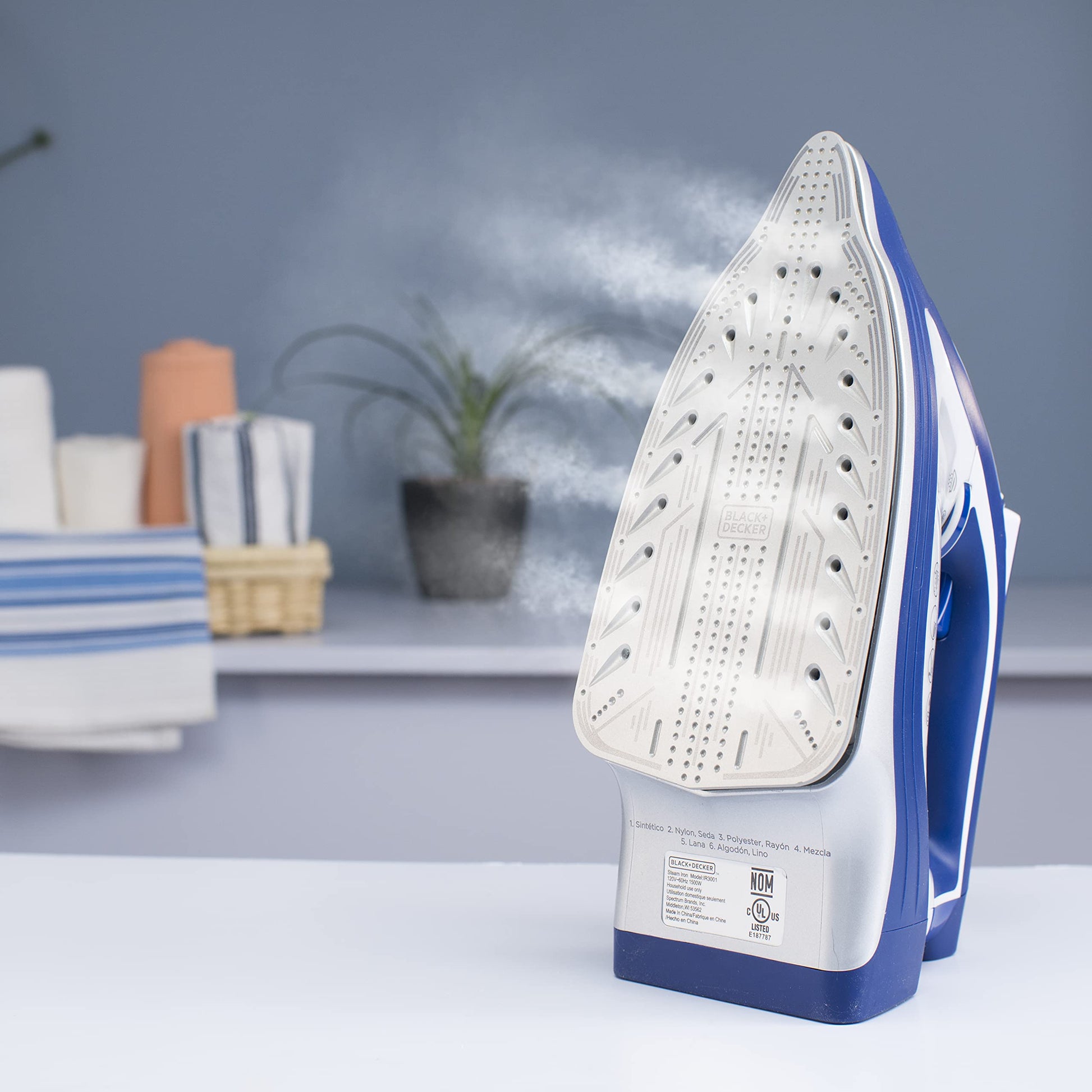 Plancha Black + Decker Impact suela cerámica resistente a caídas