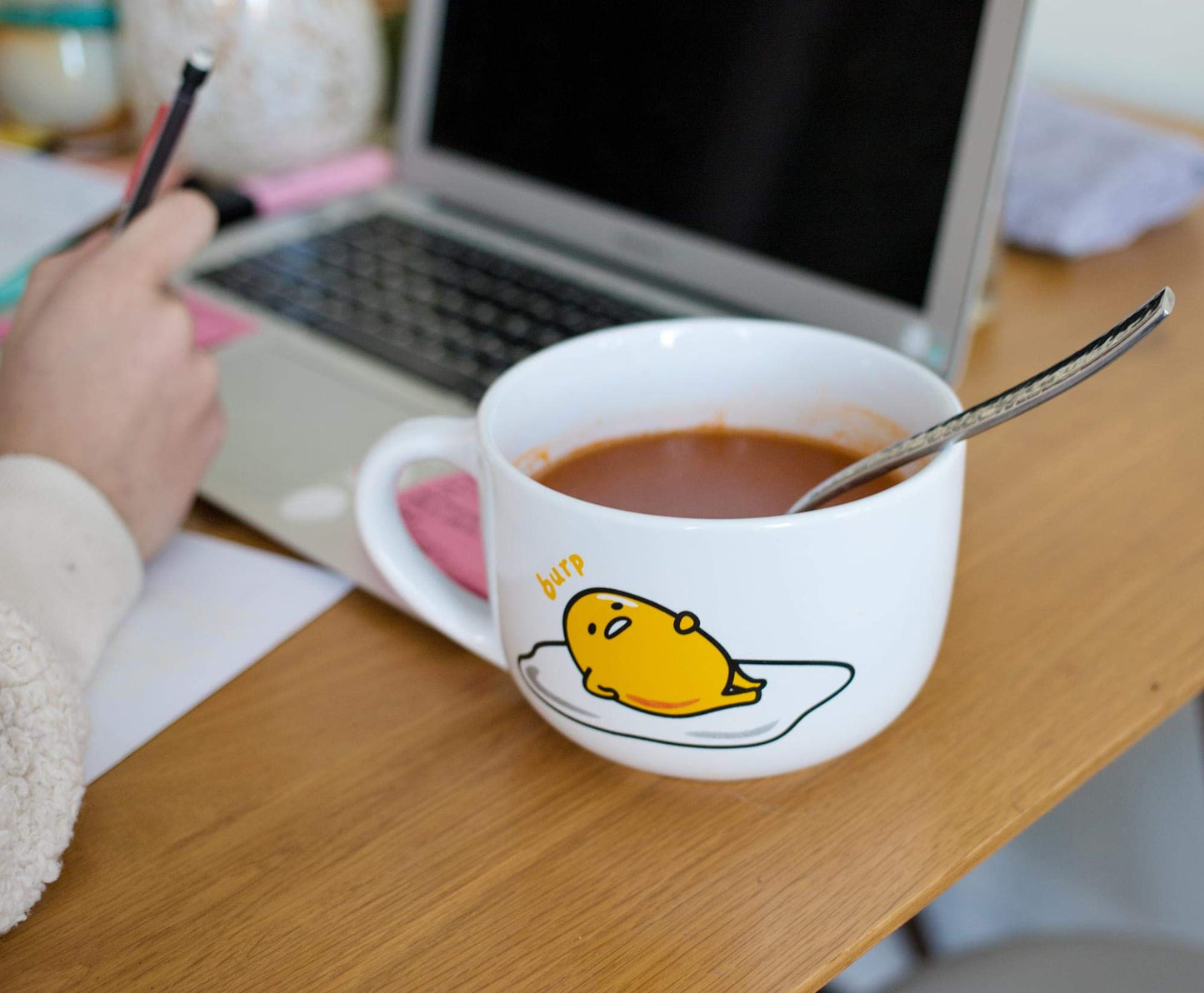 Taza de Sopa de Cerámica Silver Buffalo Sanrio Gudetama con Tapa Ventilada de Plástico 710 cc
