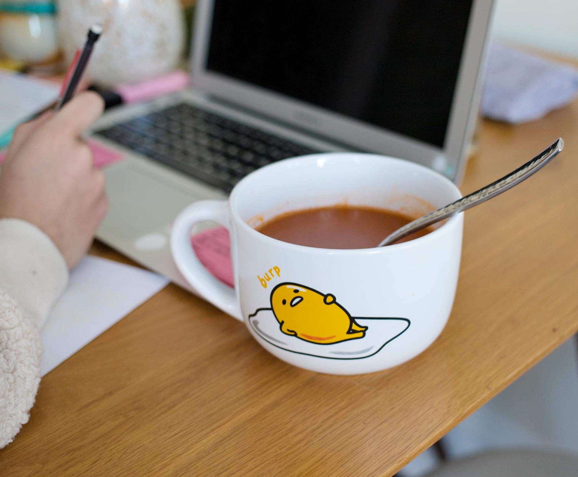 Taza de Sopa de Cerámica Silver Buffalo Sanrio Gudetama con Tapa Ventilada de Plástico 710 cc