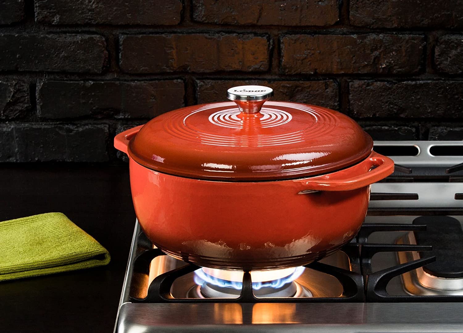 Lodge - Horno holandés de hierro fundido esmaltado de 7.5 cuartos con tapa, asas dobles, apto para horno hasta 500 °F o en estufa, uso para marinar, cocinar, hornear, refrigerar y servir - Amapola