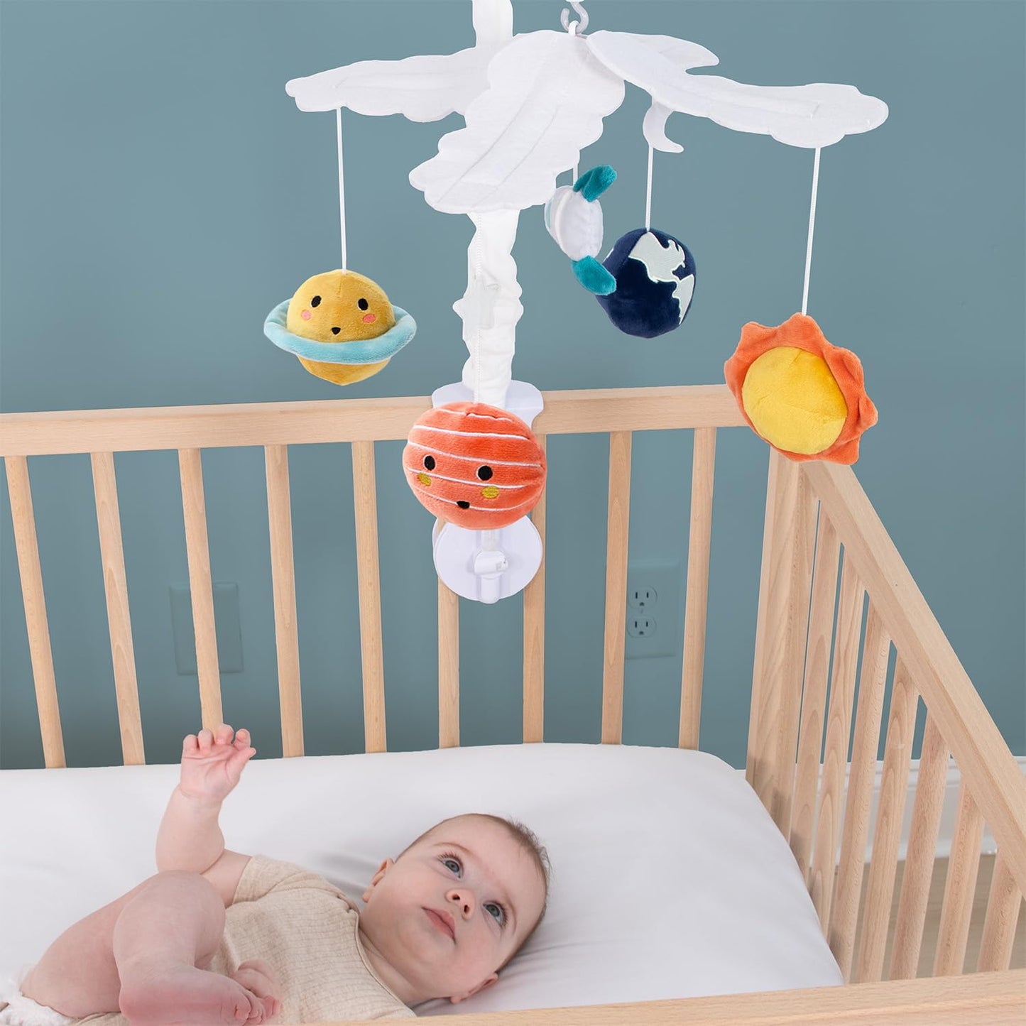 Móvil de Cuna The Peanutshell para Niños o Niñas - Móvil Musical para Cuna de Bebé Blanco y Azul Oscuro con 12 Nanas, Decoración de Habitación de Bebé Espectacular del Espacio con Planetas