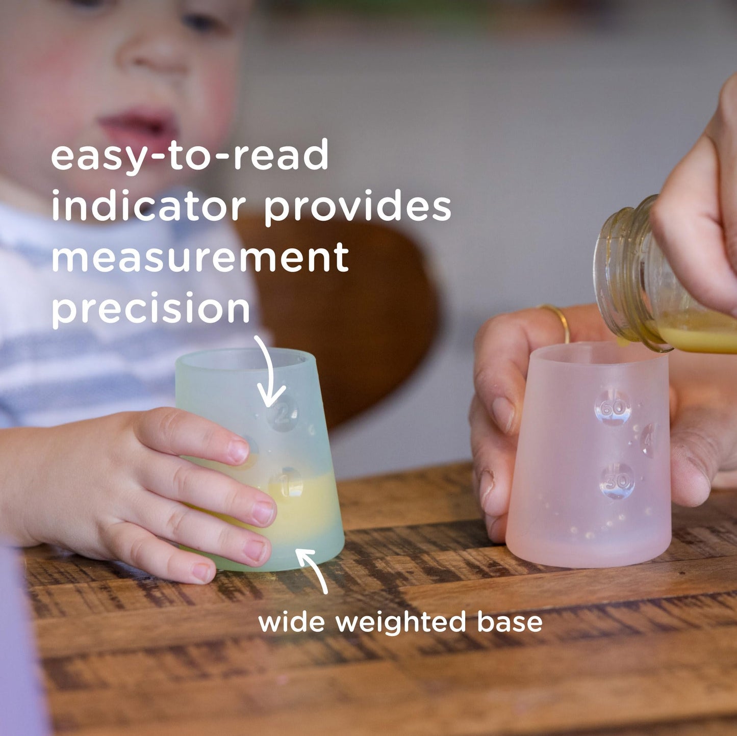 olababy Primer vaso para aprender a beber, taza de aprendizaje de silicona 100% para bebés, vaso medicinal de 2 oz para recién nacidos, diseño antideslizante e inclinado para manos pequeñas y destete