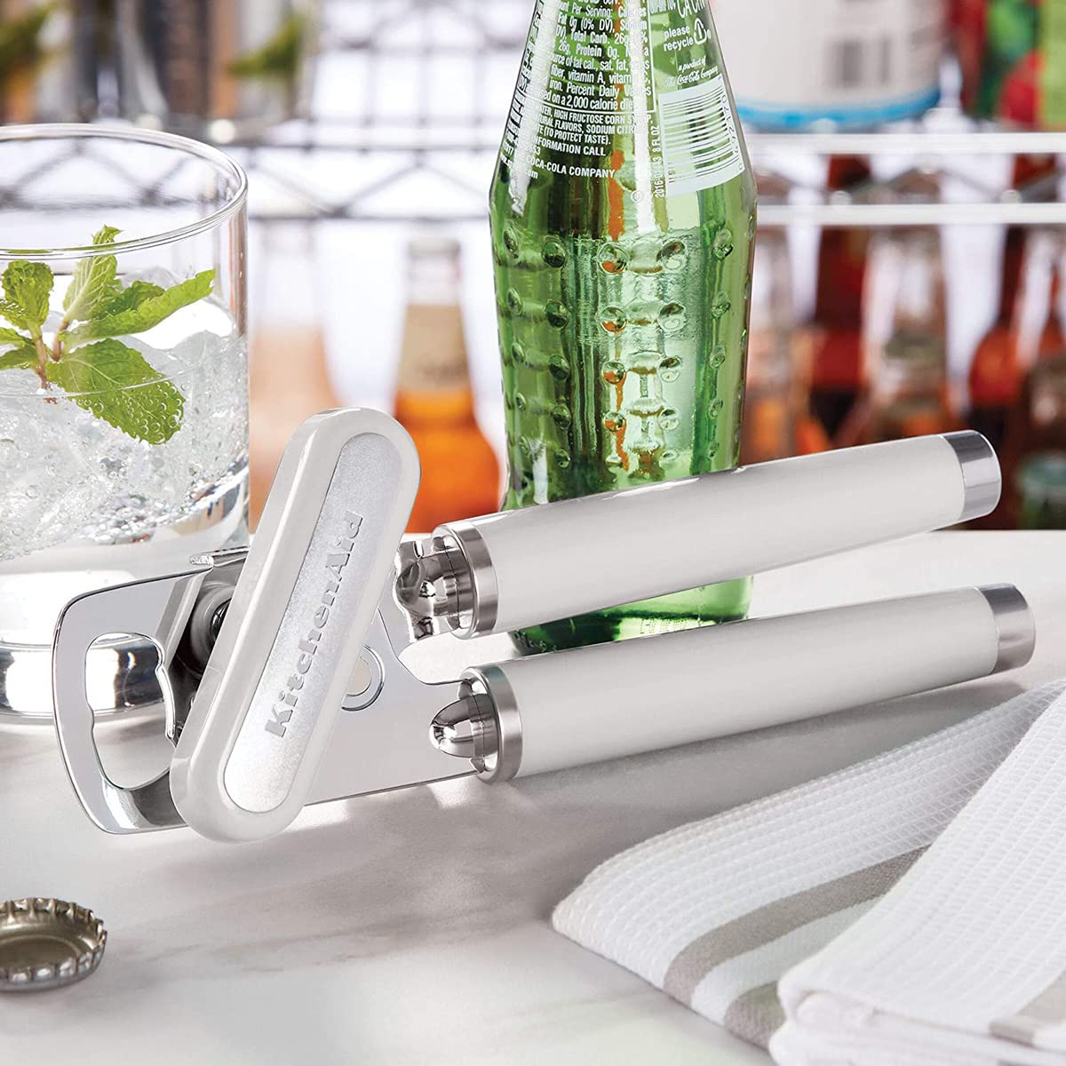 KitchenAid - Abrelatas y abrebotellas multifunción clásico fácil de usar, rueda de corte de acero inoxidable afilada, asas ergonómicas suaves, color blanco