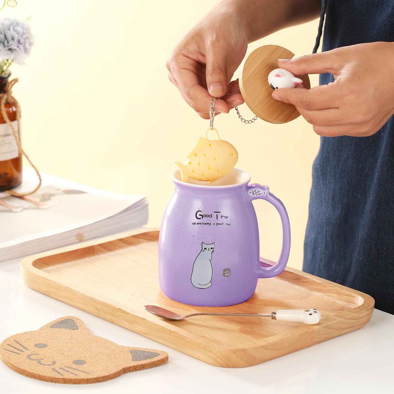 BigNoseDeer - Taza de té Kawaii con infusor y tapa, taza de café de cerámica para gatos morados, regalos de cumpleaños para mamá, regalos para mujeres, novias, niñas, amantes de los gatos (13 onzas)