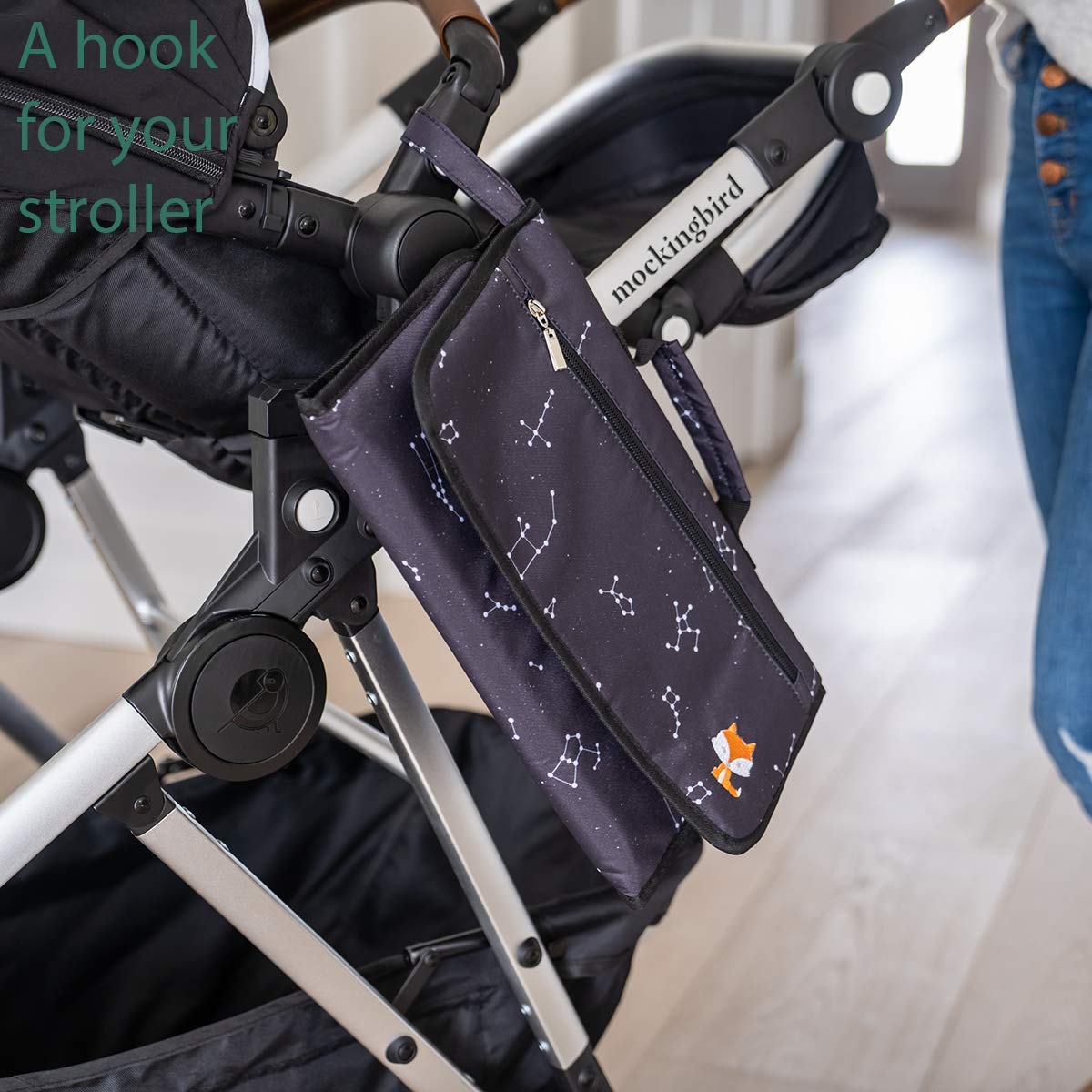 Cambiador portátil de pañales de Lil Fox - Cambiador de pañales de una mano para bolso de pañales de bebé o mesa de cambio. Regalos unisex para baby shower, artículos esenciales para recién nacidos