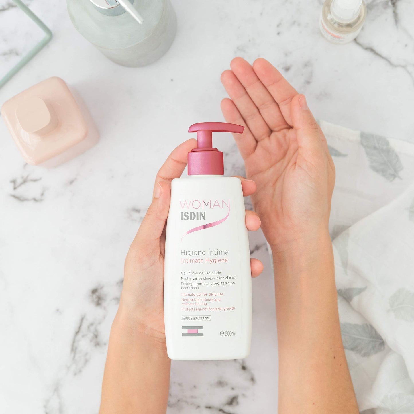 Isdinceutics Hyaluronic Booster, Sérum hidratante y calmante intensivo con ácido hialurónico, 5 ampolletas + Woman Higiene Intima, Gel de baño higiene íntima de uso diario 200ml