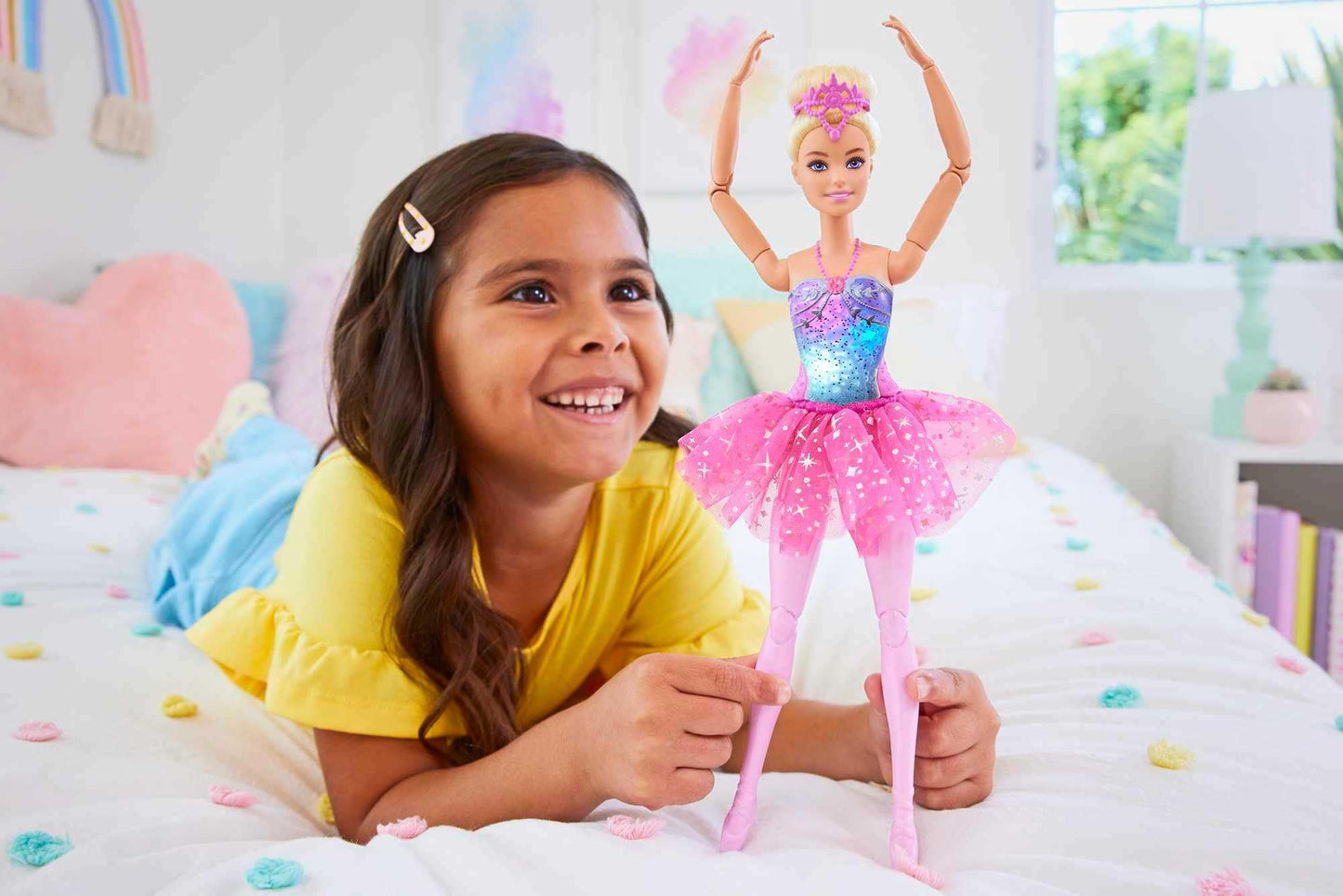Barbie, Fantasía, Muñeca Bailarina con Luces Brillantes, Tutú Rosa, para Niñas de 3 Años en Adelante, Mattel, ¡Todo es mágico en el Ballet!, Diviértete con Sus 5 Luces Que Muestran Diferentes Colores