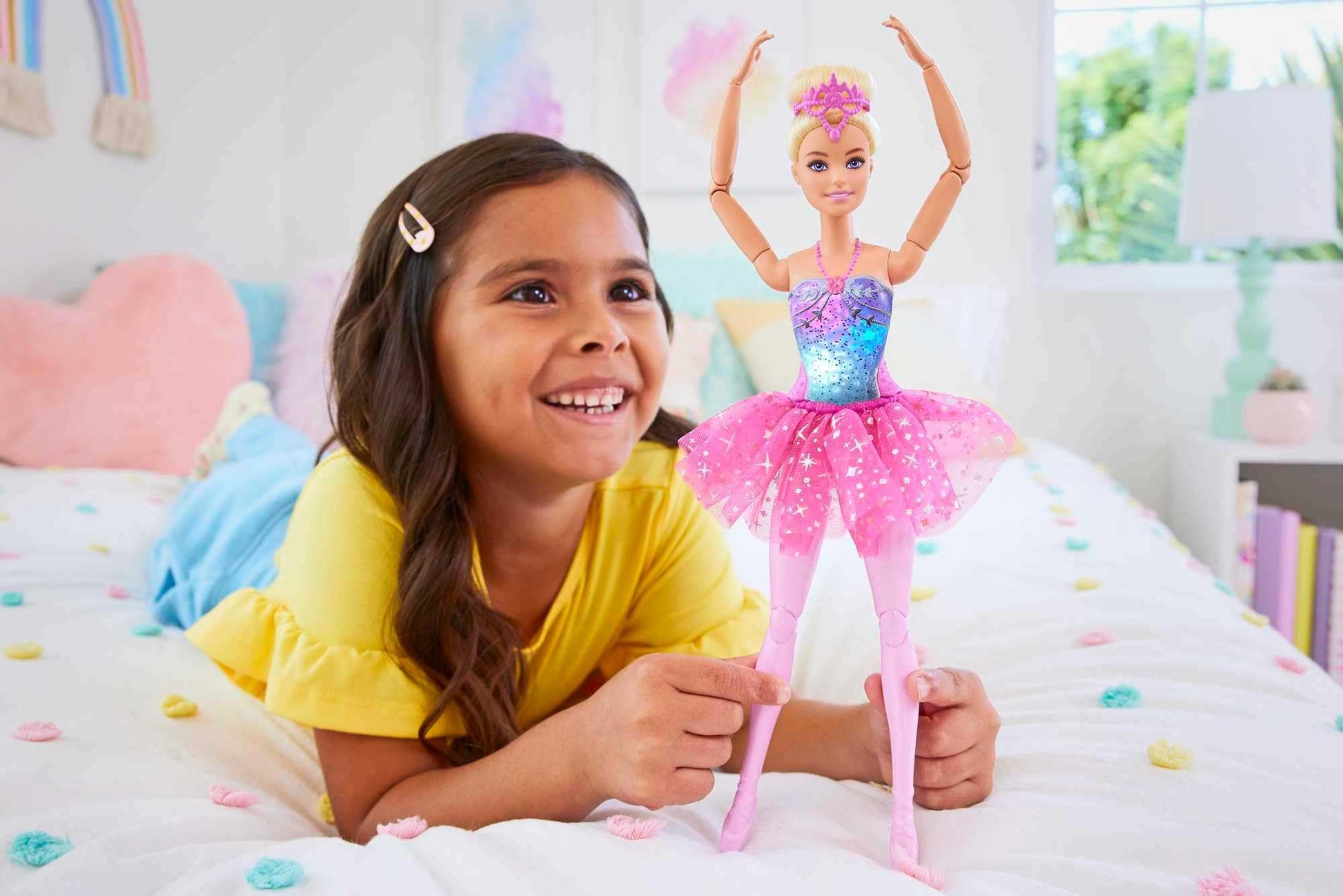 Barbie, Fantasía, Muñeca Bailarina con Luces Brillantes, Tutú Rosa, para Niñas de 3 Años en Adelante, Mattel, ¡Todo es mágico en el Ballet!, Diviértete con Sus 5 Luces Que Muestran Diferentes Colores