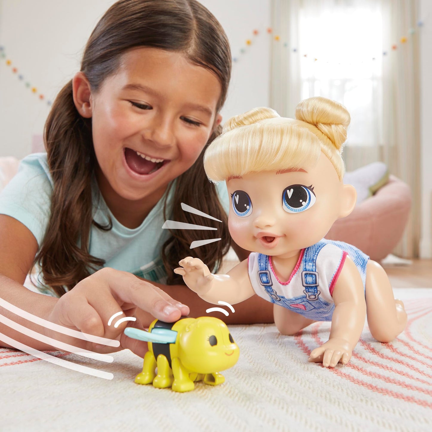 Baby Alive, Harper Hugs Gatea y Juega, Set de muñeca electrónica, más de 40 Sonidos, Pelo Rubio, Juguetes para niños y niñas de 27 cm, +3 años,