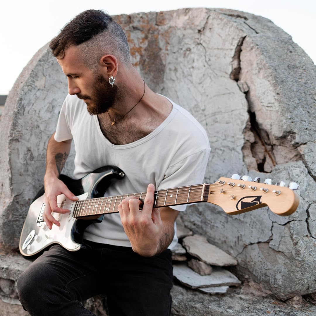 Guitarra Eléctrica Negra De 6 Cuerdas de 39" de madera, 3 pastillas, 22 trastes, 3 plumillas 1 palanca y Correa/Funda KGE-3901