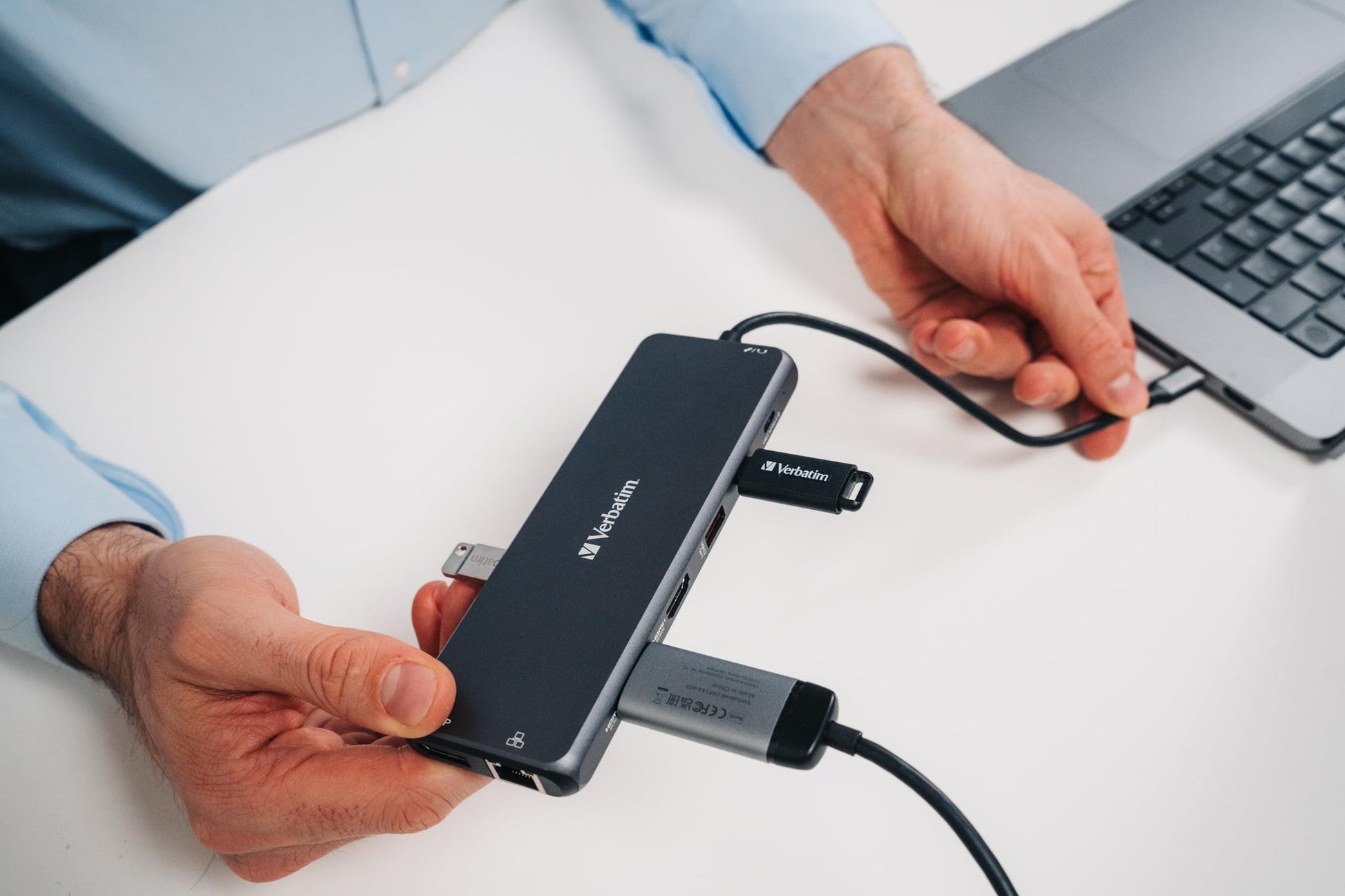 Hub USB C 13 en 1 Verbatim Gris Multipuerto con HDMI RJ45 y Lector de Tarjetas SD para Mac y Windows