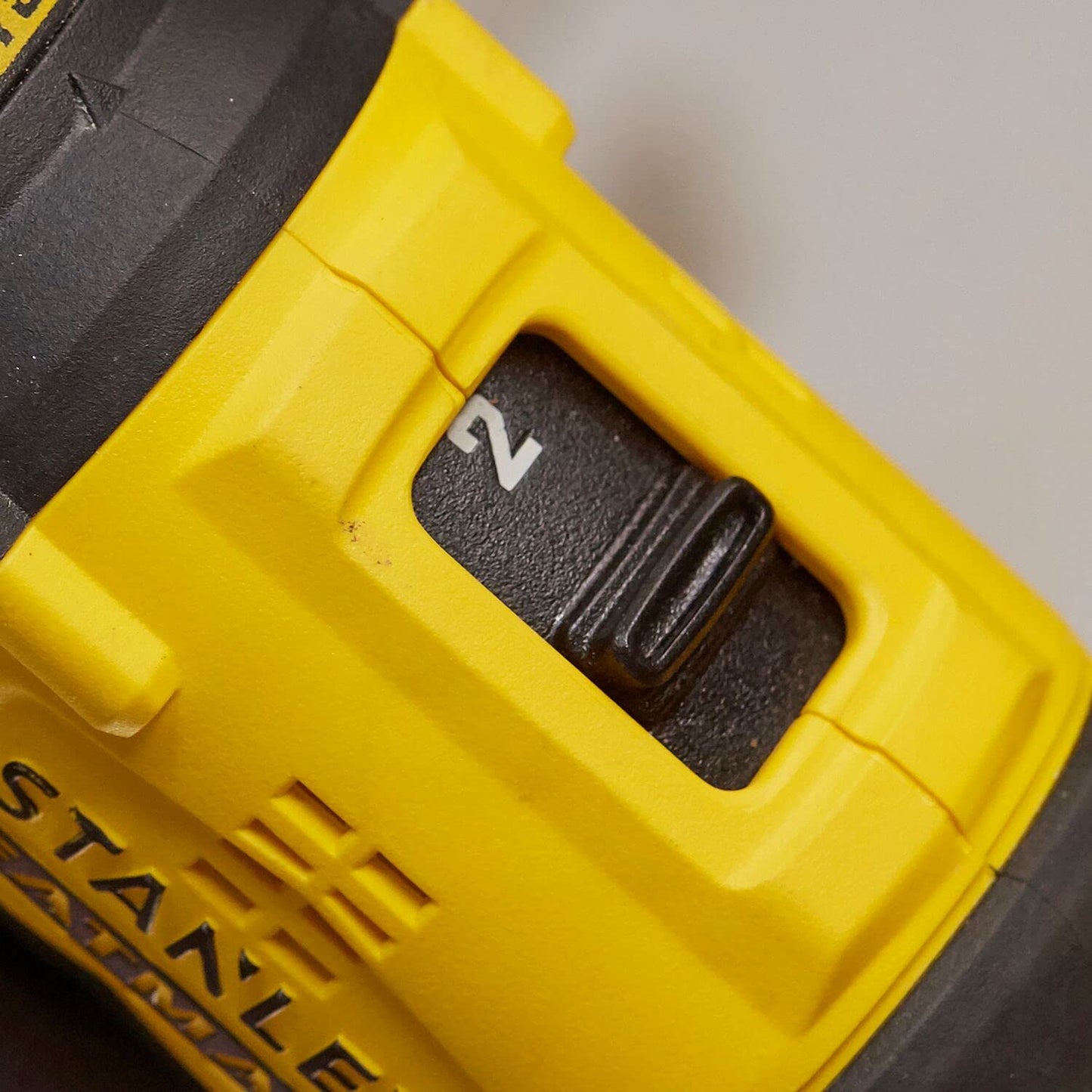 STANLEY Taladro Atornillador Inalámbrico 1/2" (13mm), 20V, Incluye 2 Baterías, Cargador y Caja para Herramientas, SBD710C2K