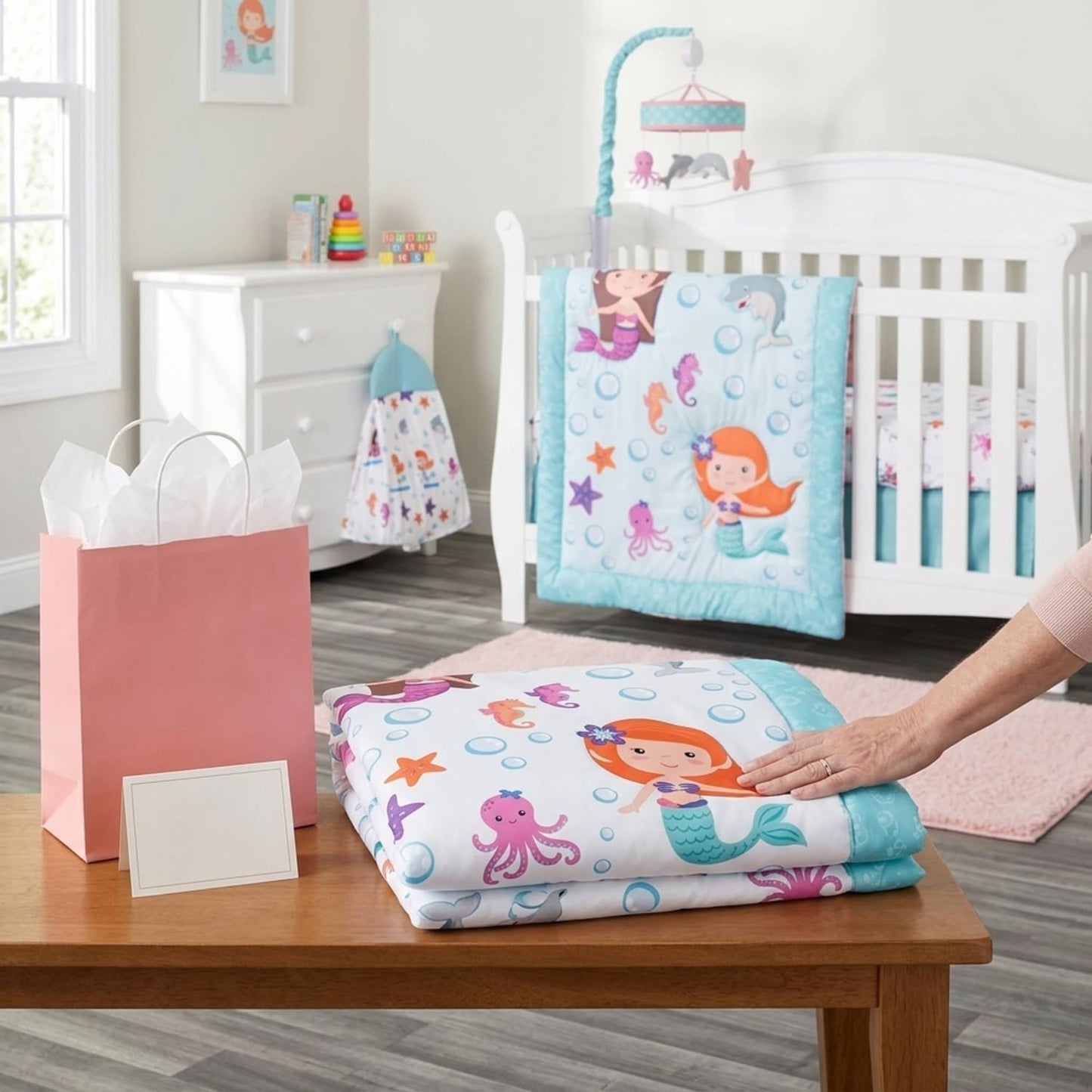 EVERYDAY KIDS Juego de ropa de cama de 3 piezas para cuna, diseño de sirena, incluye edredón, sábana bajera y volantes antipolvo, juego de cama para guardería, juego de cama para cuna de bebé