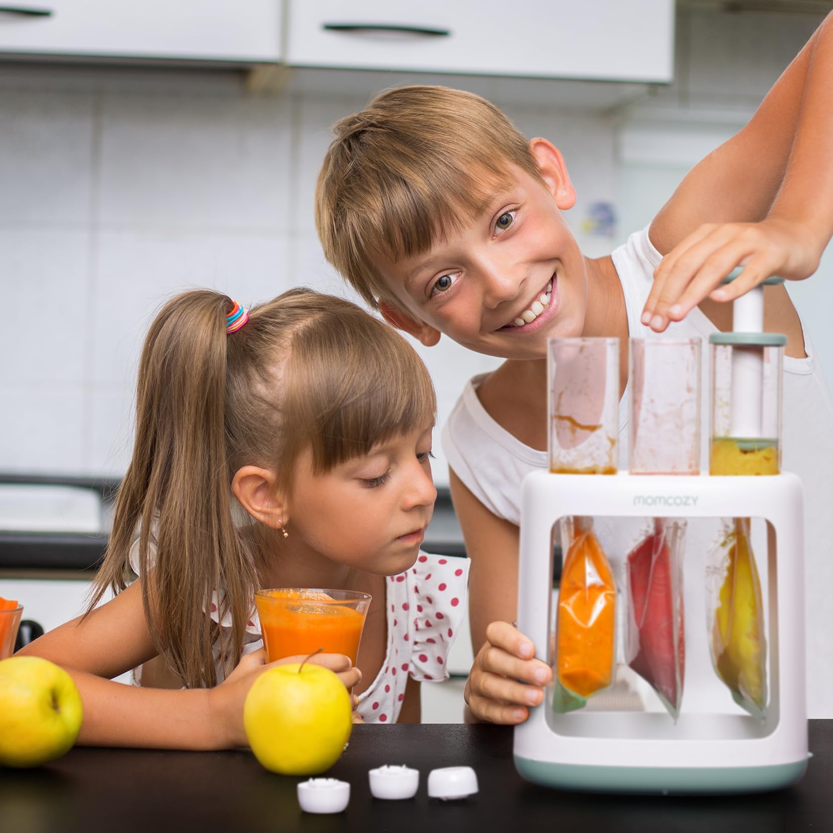 Momcozy – Estación de Compresión y Rellenado para Comida de Bebé y Purés Caseros, Libre de BPA, Apta para Lavavajillas, con Bolsas Reutilizables para Bebés y Niños Pequeños, Fácil y Práctico