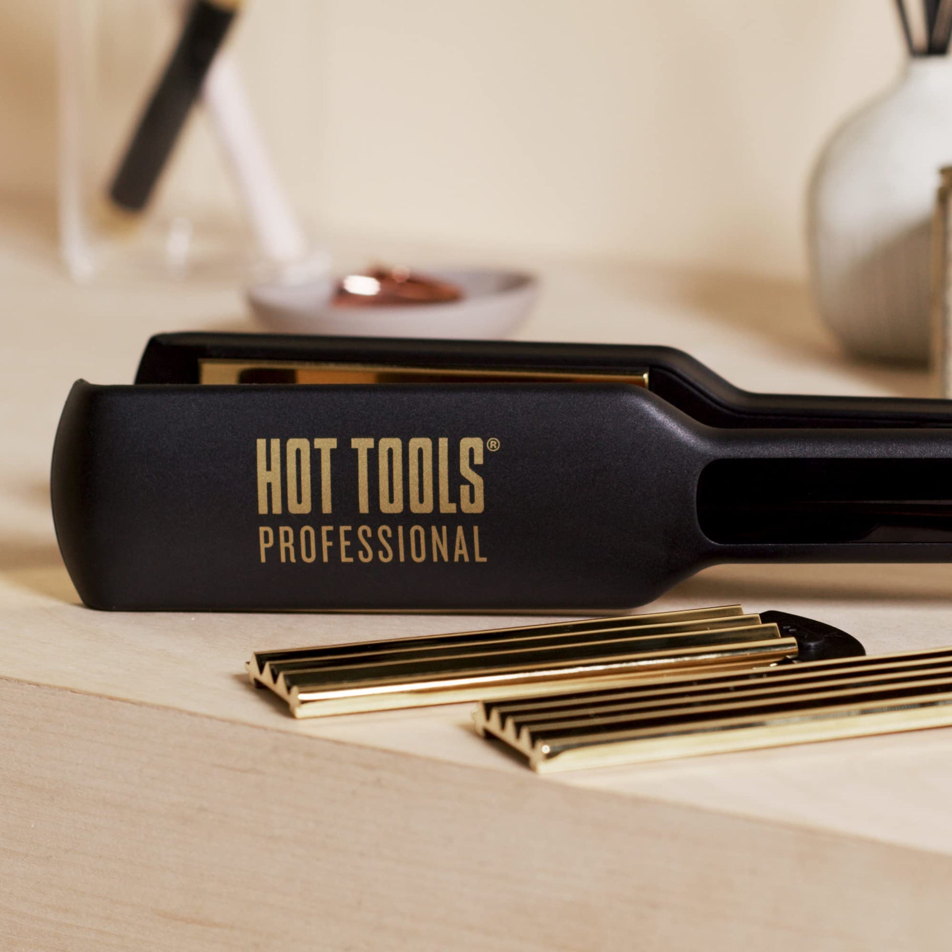 Hot Tools Crimpadora profesional de oro de 24 quilates 3 en 1 y hierro plano, 1 ½", 1 ct.