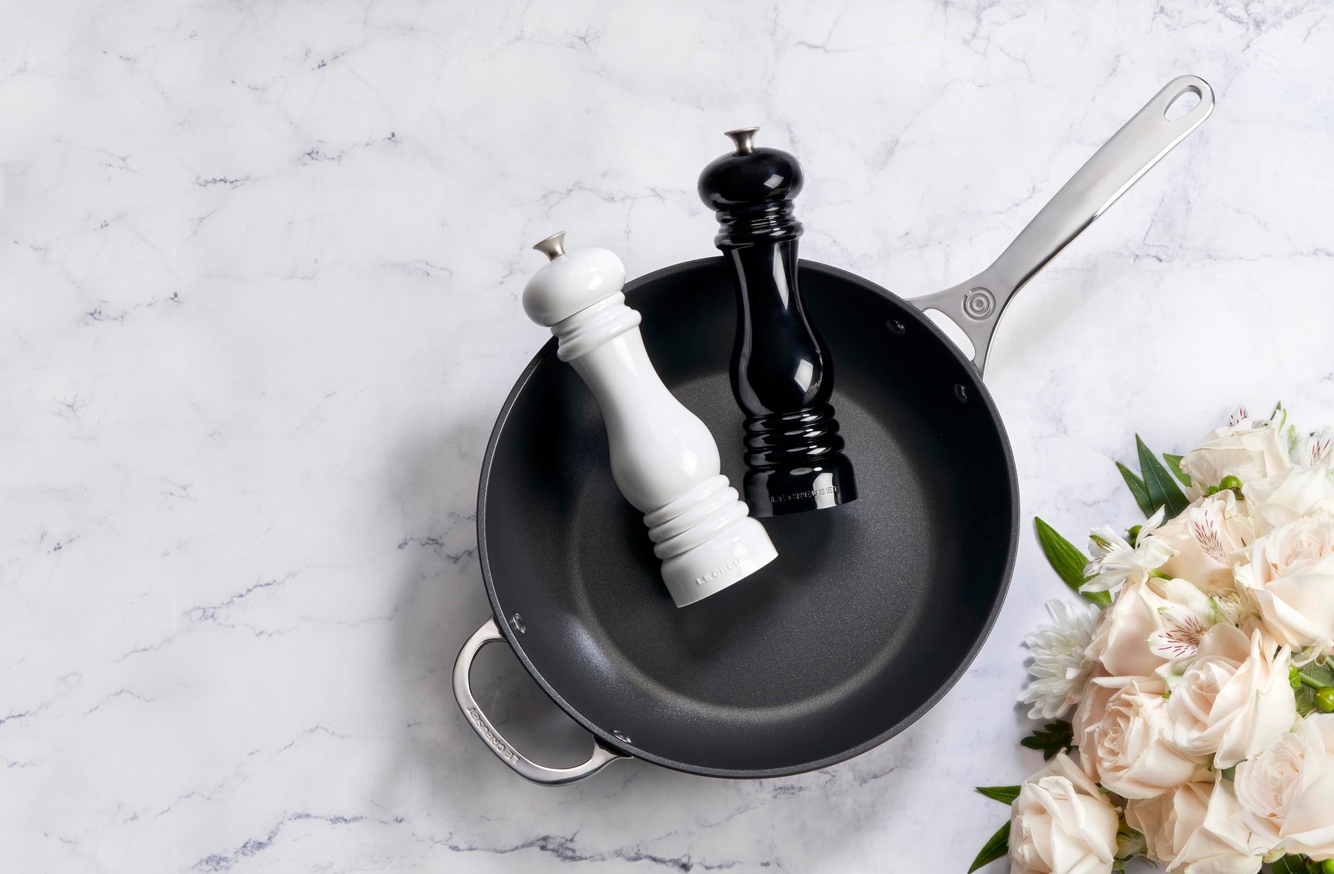 Le Creuset - Juego de molino de sal y pimienta, 8 x 5 1/2 pulgadas cada uno, blanco y negro