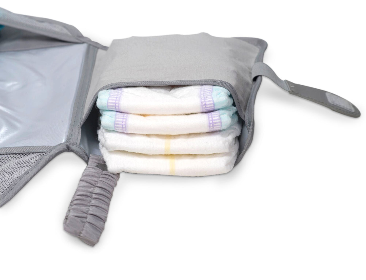 Lulyboo - Kit portátil de cambio de pañales para bebé y portafolios, cambiador impermeable y tapete con asa elástica, bolsillo para pañales que hace cojín para la cabeza, color gris