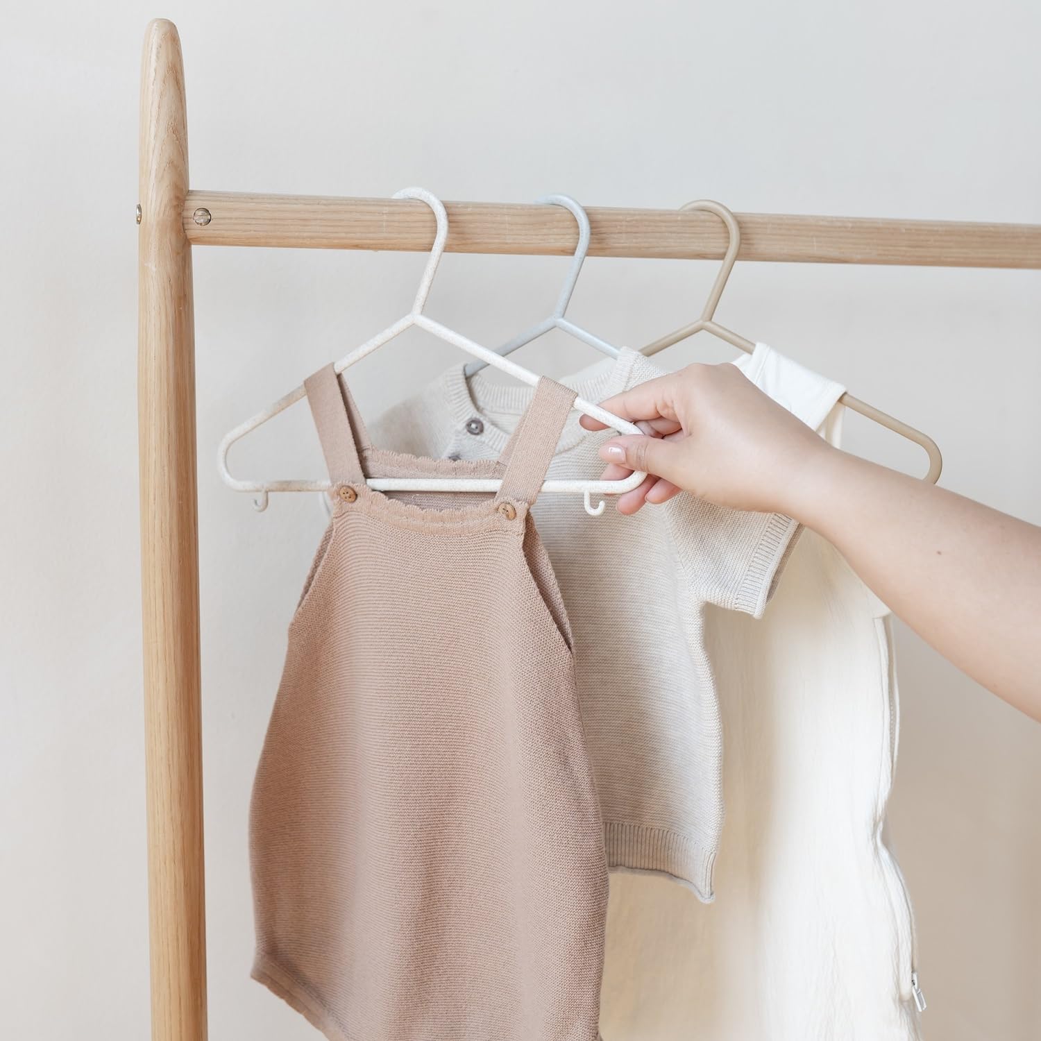Paquete de 30 perchas de paja de trigo para bebé, paquete de 30 – Organización ecológica para clóset infantil – Almacenamiento duradero de ropa para niños de recién nacido a 5T – surtido moteado
