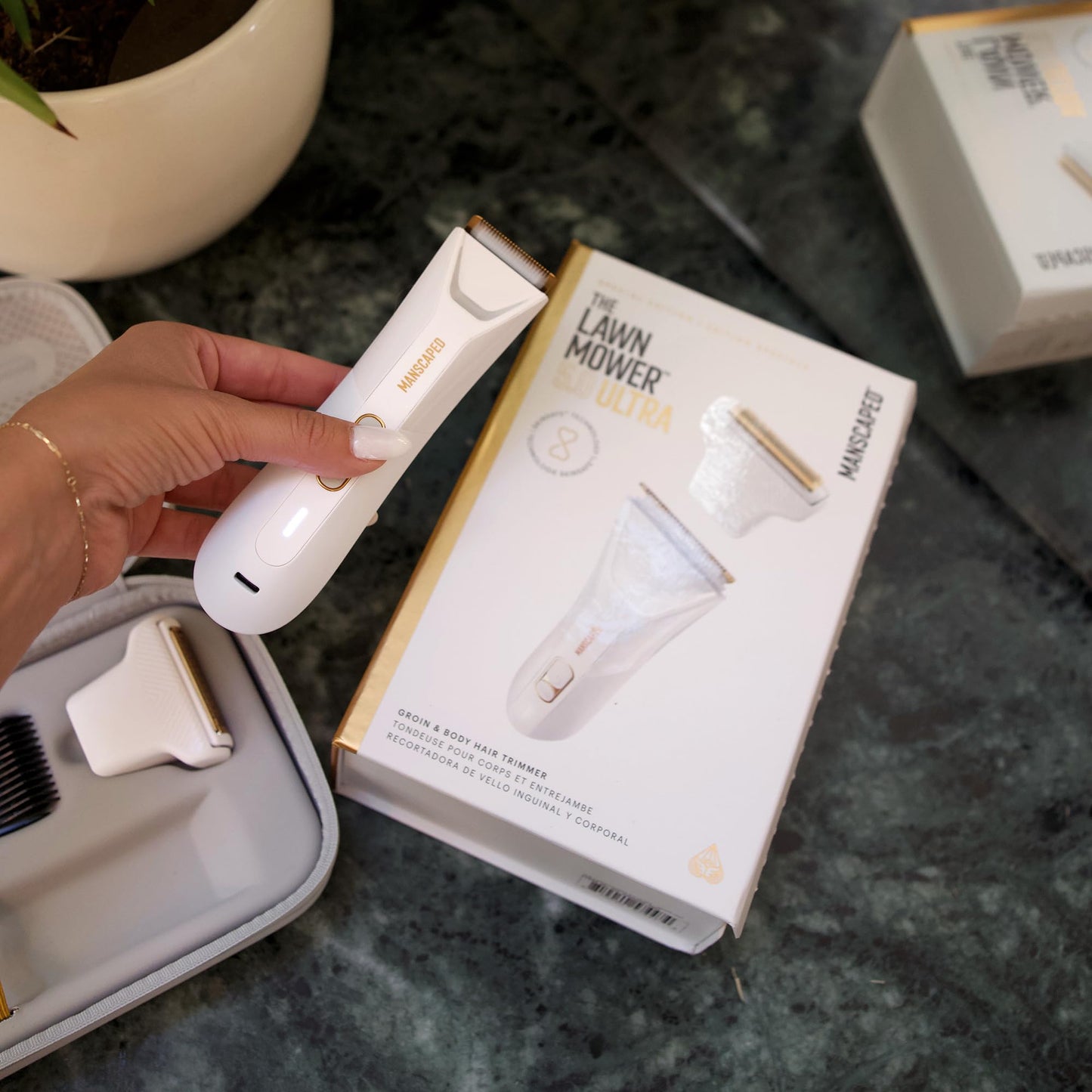 MANSCAPED® Recortadora cuerpo y ingles The Lawn Mower® 5.0 ULTRA, Doble cabezal SkinSafe® para recortado y afeitado, Resistente al agua, recargable por USB-C, Afeitadora íntima para él - Blanco