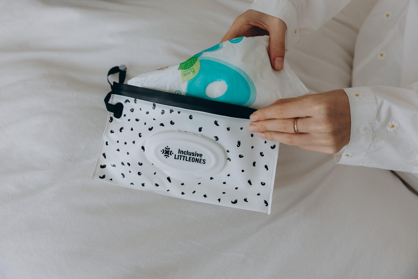 Inclusive LittleOnes - Mochila para pañales para bebé, almohadilla para cambiar, gran capacidad, puerto USB, funda para chupete, mosquitero y bolsa de toallitas | Elegante bolsa de viaje para niños