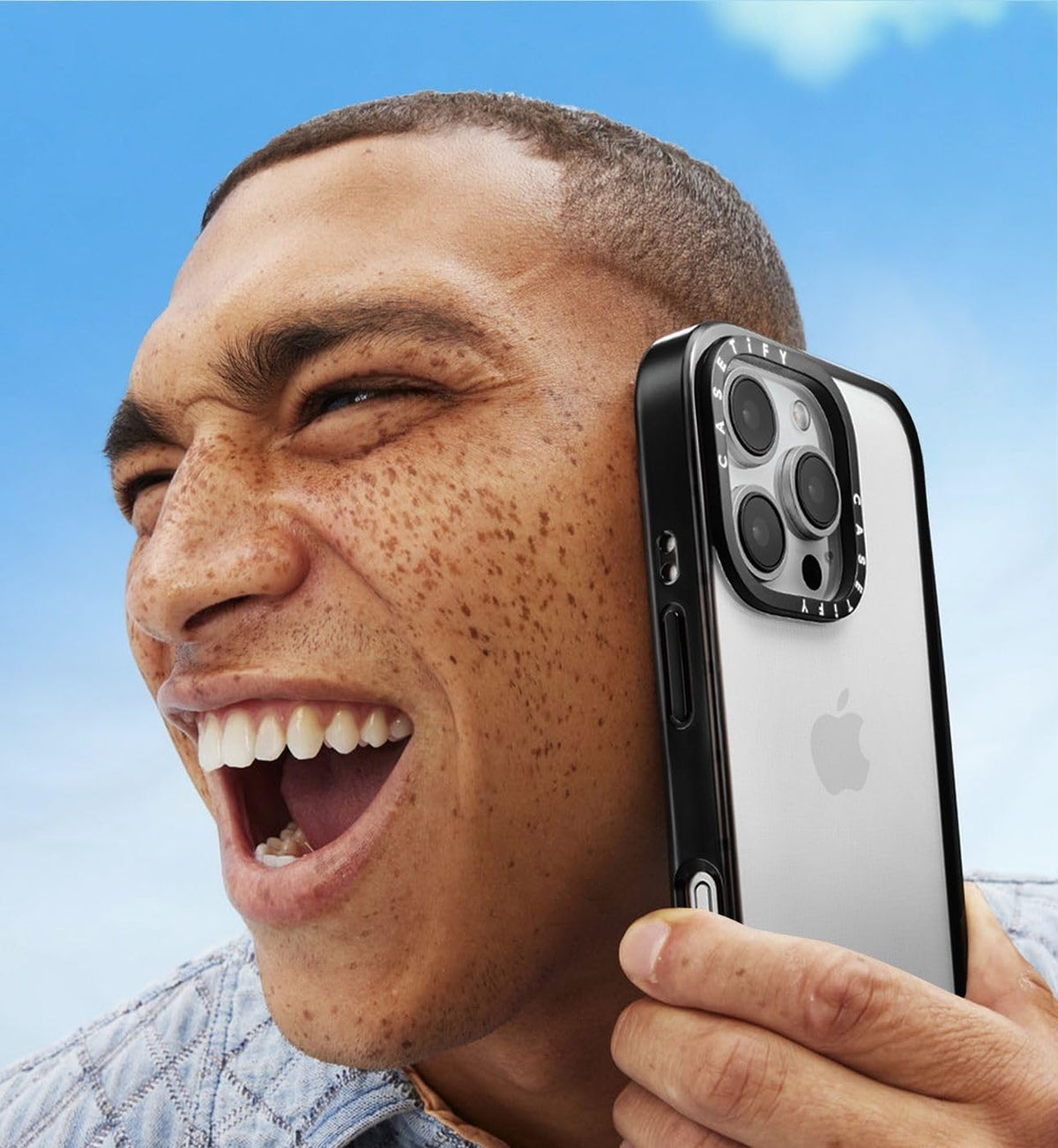 Funda Esencial CASETiFY Negro Transparente Nubes Rojo para iPhone 14 Plus