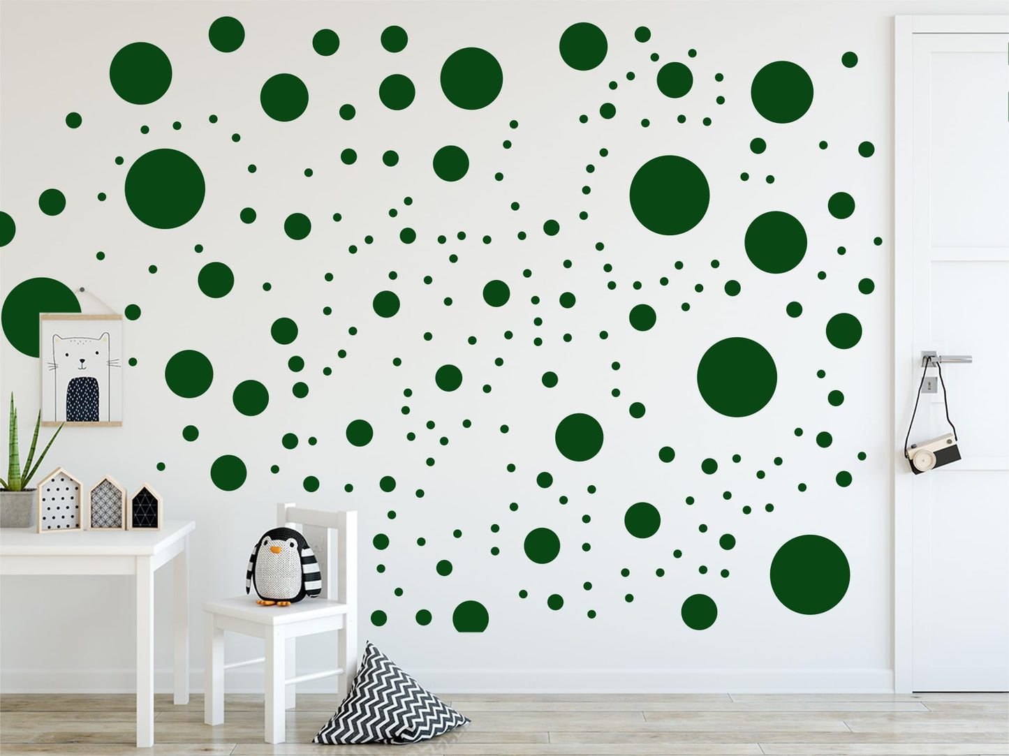 StickerDeen 500 pegatinas de pared con círculos de lunares surtidos para recámara de niños, sala de estar, aula, decoración de sala de juegos, calcomanías de pared de vinilo extraíbles (verde oscuro)