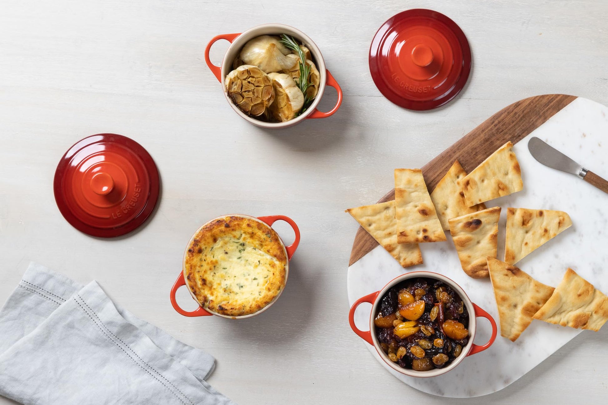 Le Creuset Juego de 4 mini cocottes con libro de cocina, 8 onzas cada una, cereza
