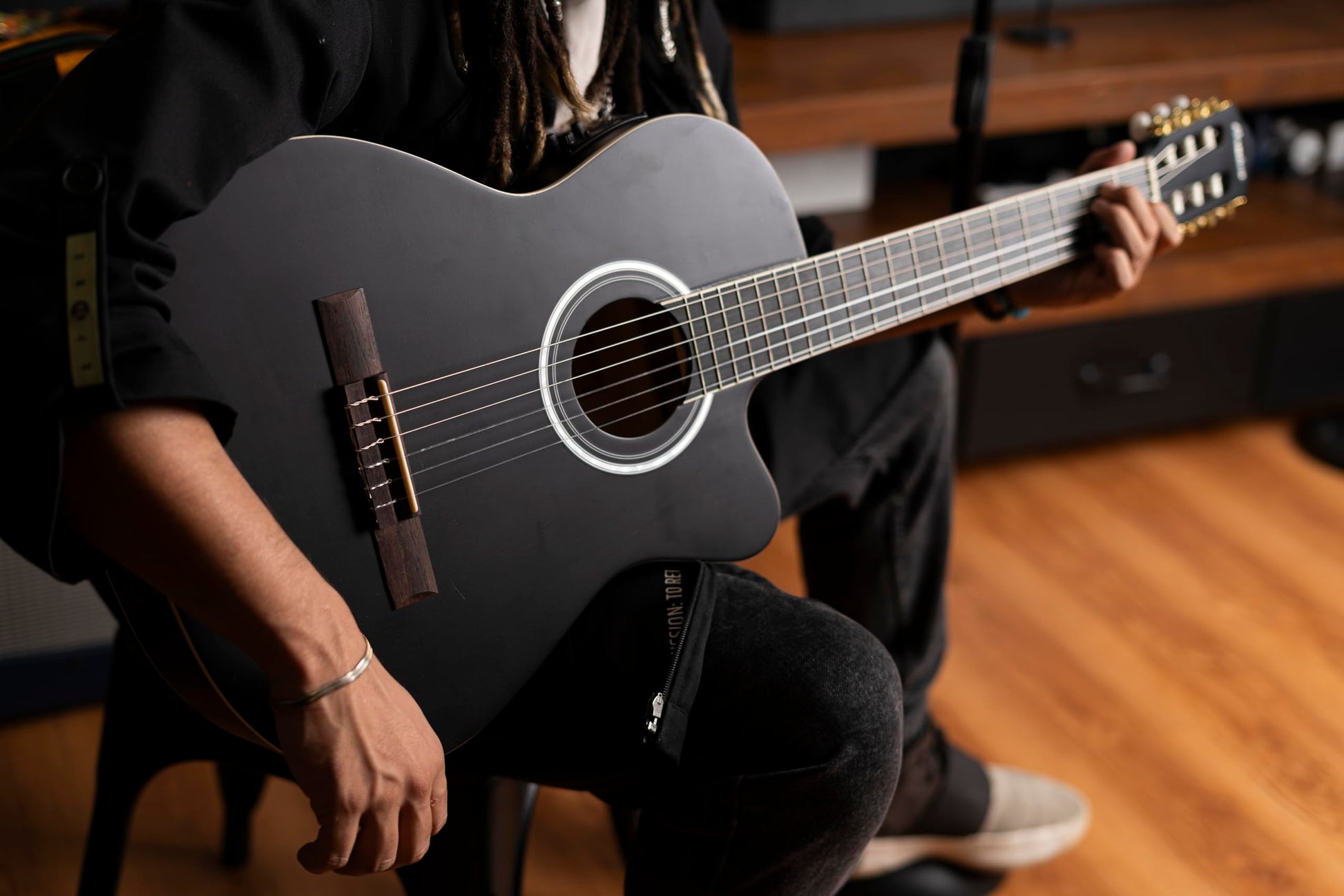 BAMBOO, Guitarra Electroacústica Negro Mate Cuerdas Nylon, mod Balance Con Funda, 39 pulgadas, 4/4, tamano Standard, madera Linden.