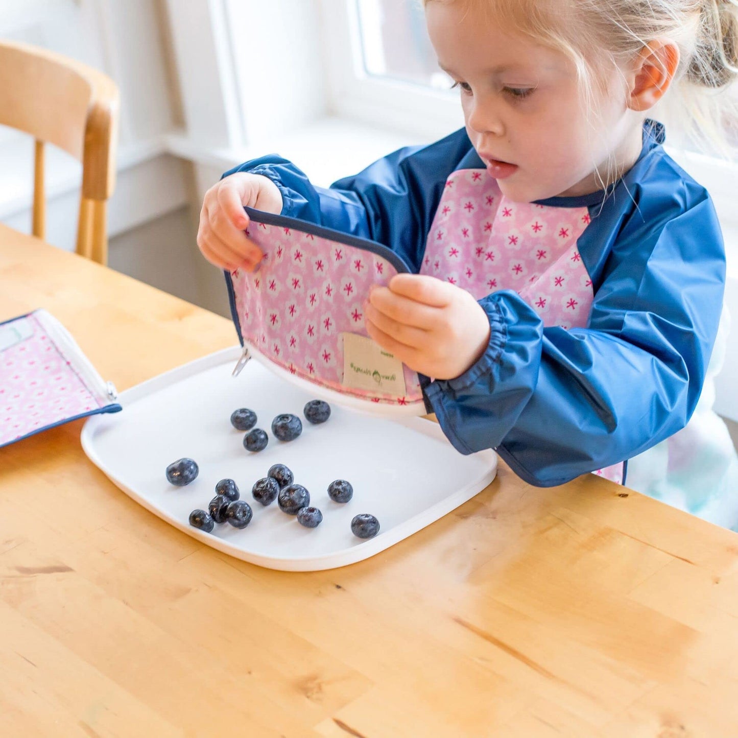 green sprouts Reusable Snack Bags (2 Pack) Holds Food, Utensils, Wipes, & More Food-Safe, Waterproof, Easy-Clean Material